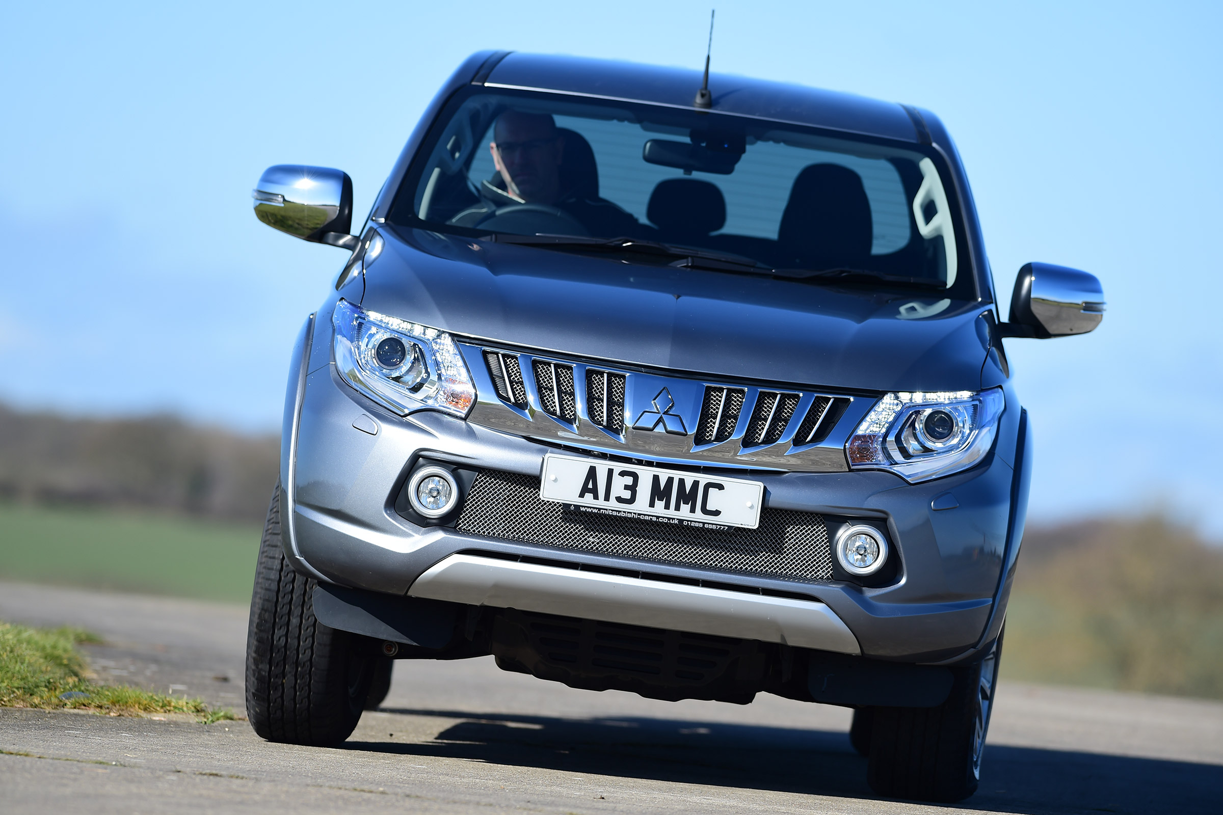 Mitsubishi L200 - front cornering
