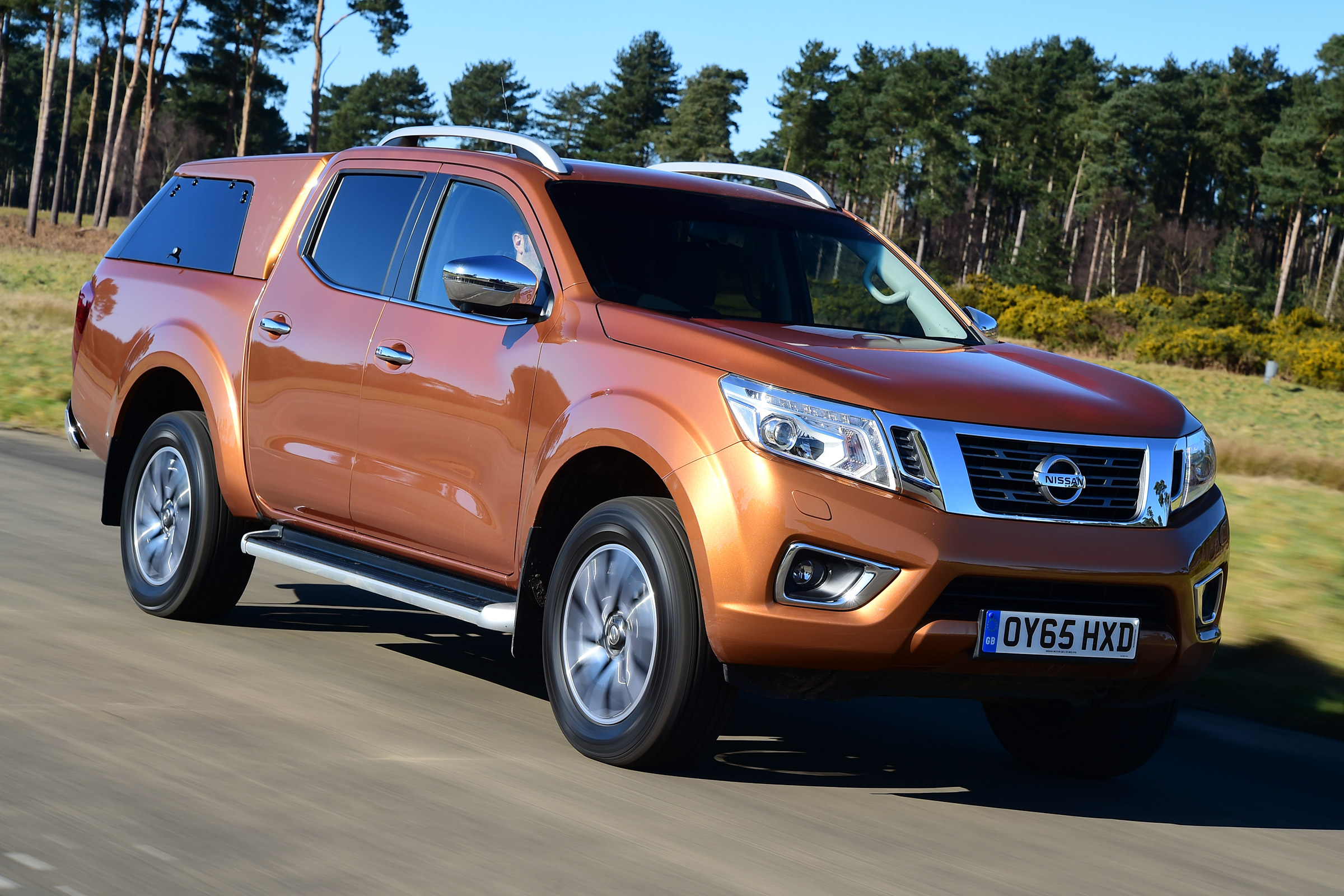 Nissan Navara - front 