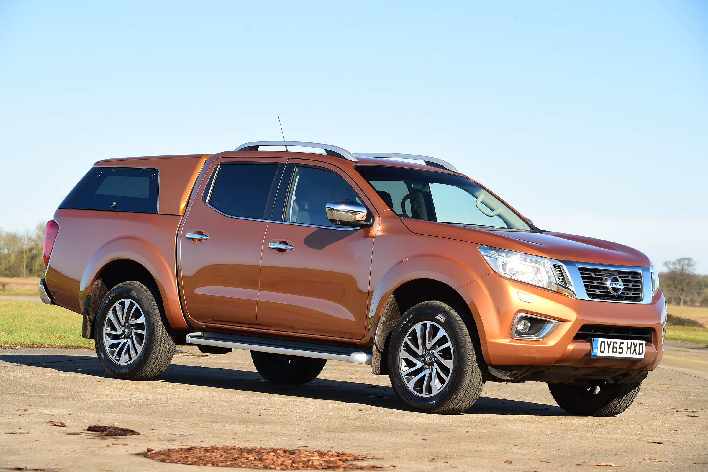 Nissan Navara - front static