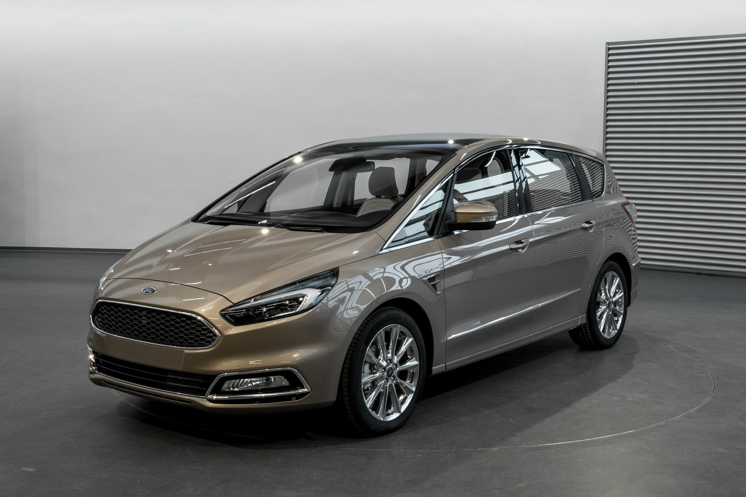 Ford S-MAX Vignale - studio front quarter 3