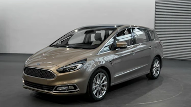 Ford S-MAX Vignale - studio front quarter 3