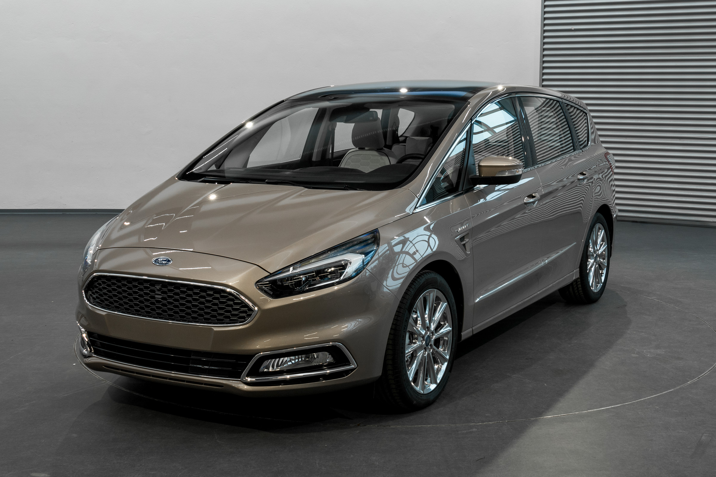 Ford S-MAX Vignale - studio front quarter 4