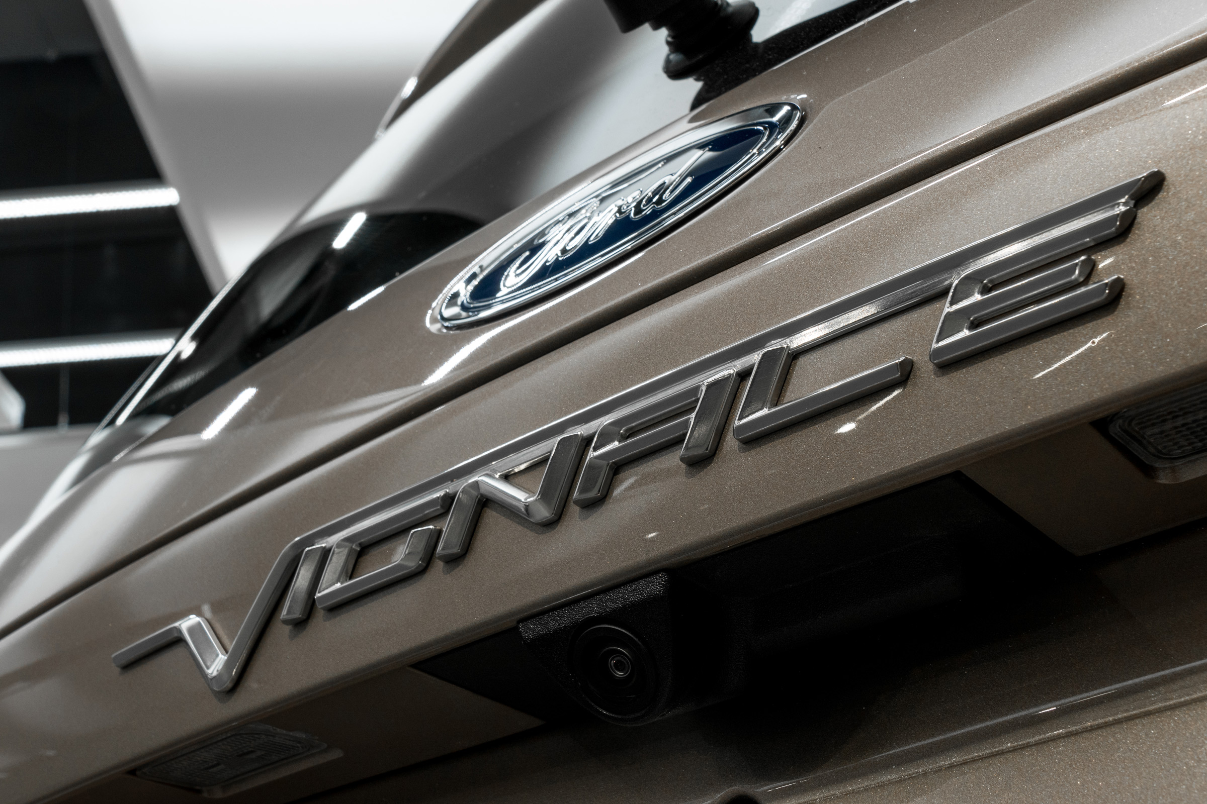 Ford S-MAX Vignale - studio badge