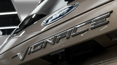 Ford S-MAX Vignale - studio badge