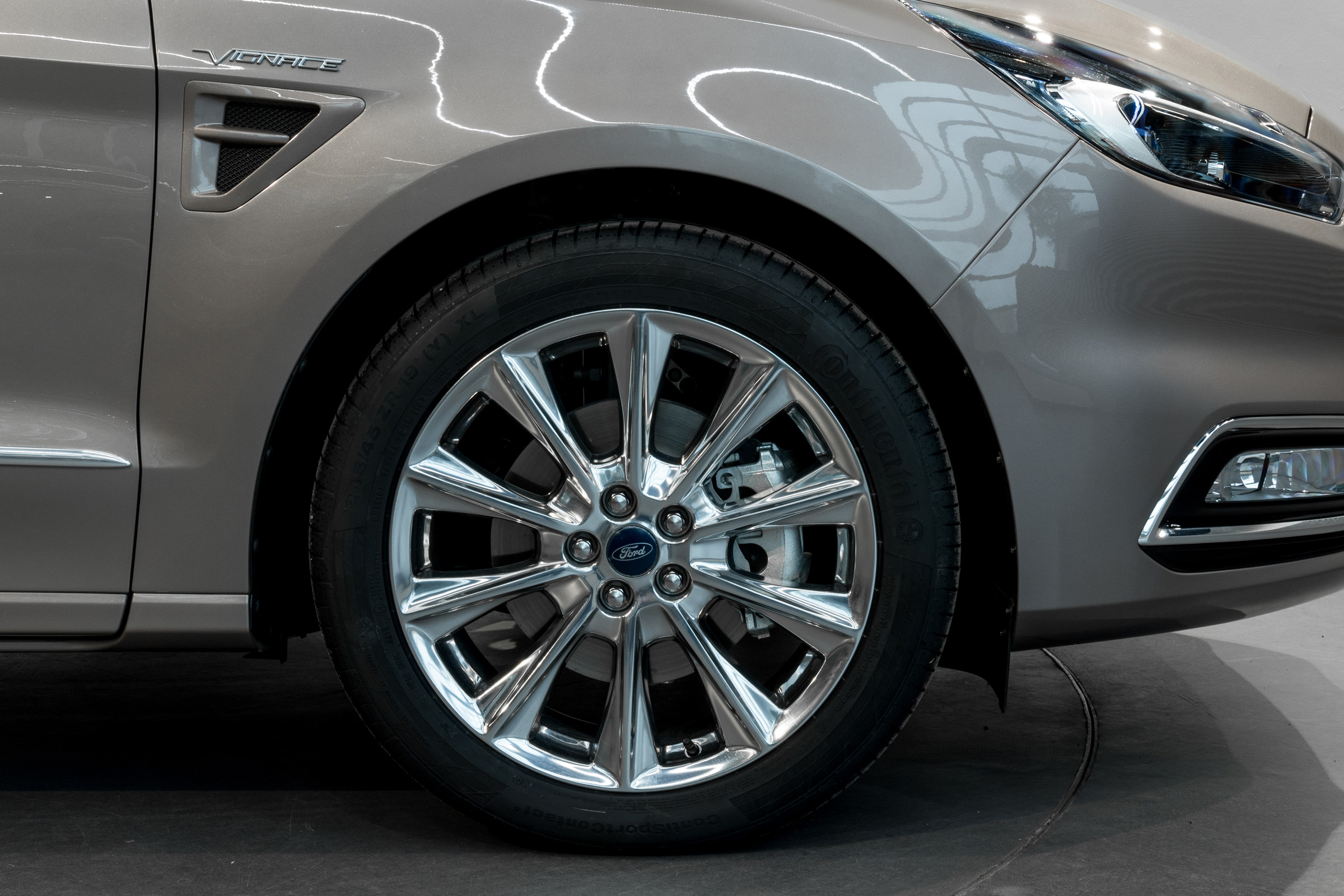 Ford S-MAX Vignale - studio wheel