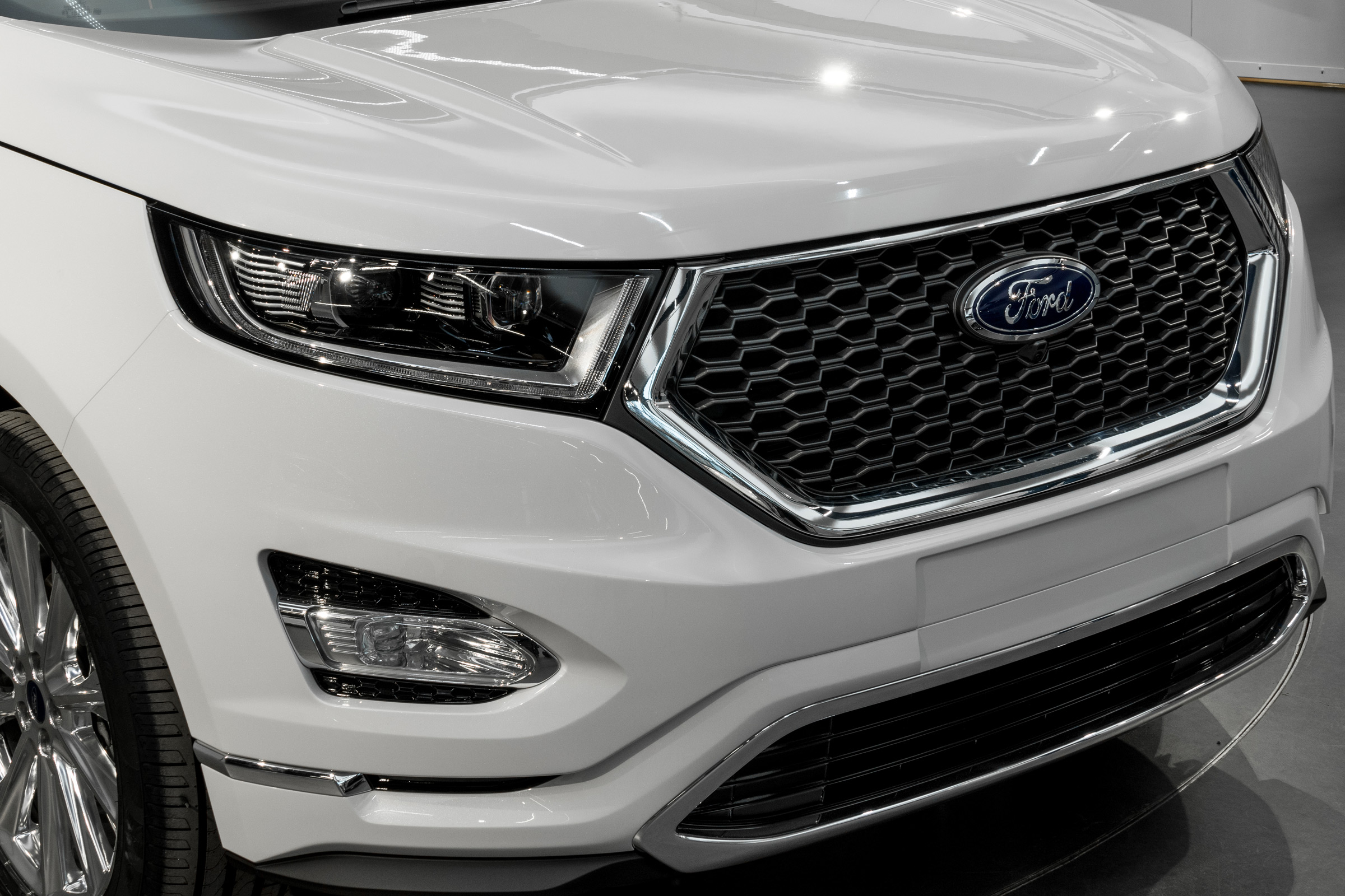 Ford Edge Vignale - studio front close
