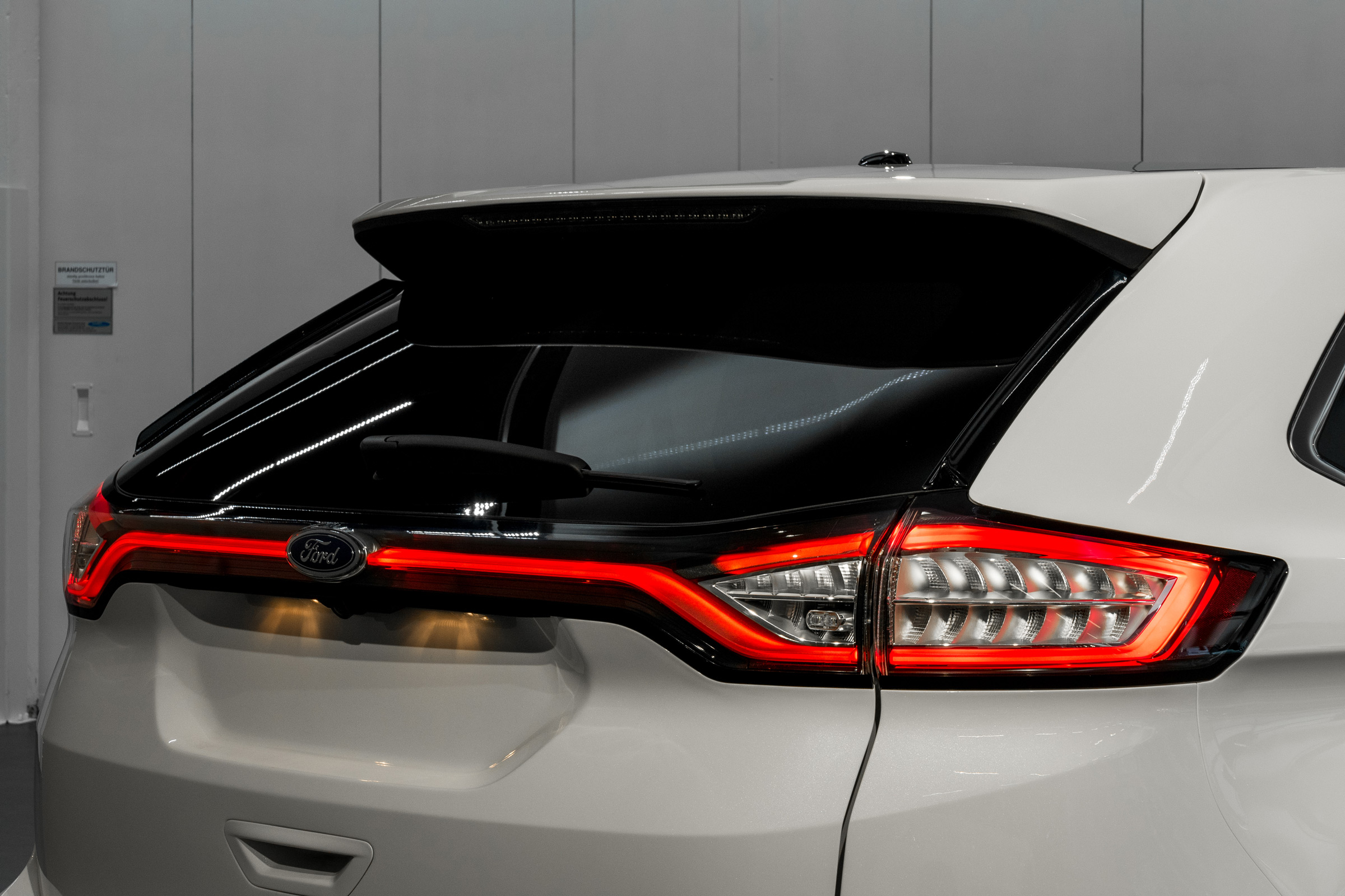 Ford Edge Vignale - studio rear close