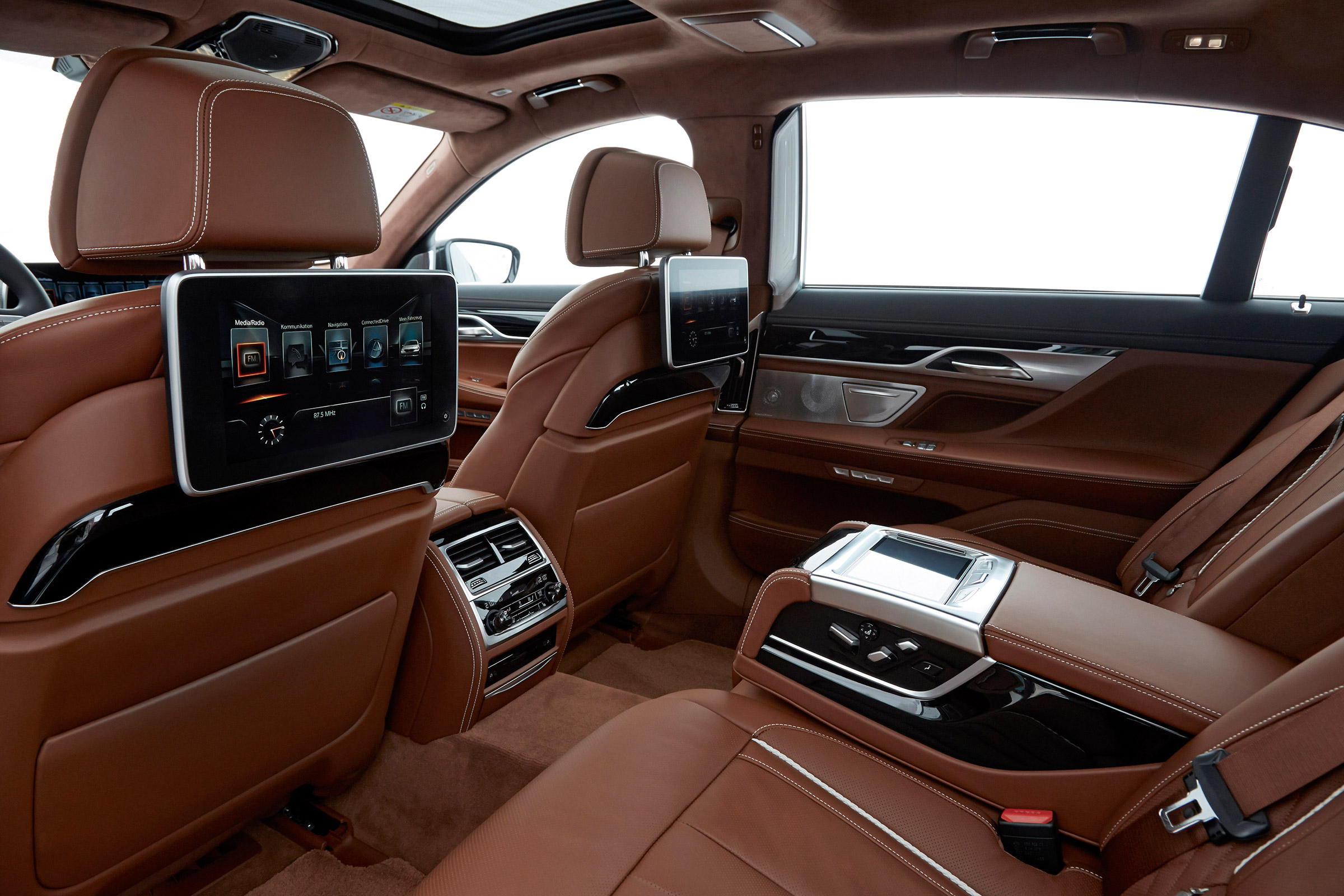 BMW 740Ld xDrive - rear interior