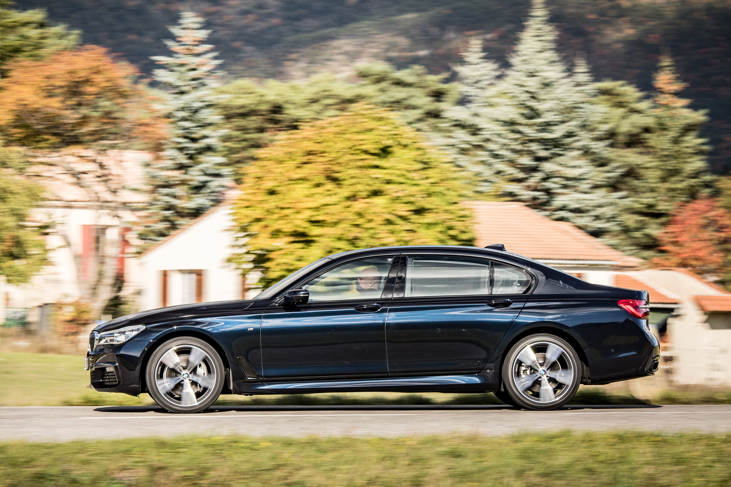 BMW 740Ld xDrive - side