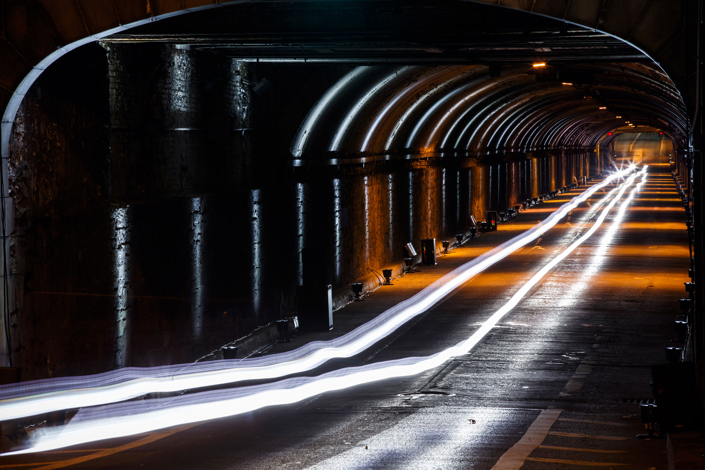 Jaguar F-Type SVR Tunnel Run - lights