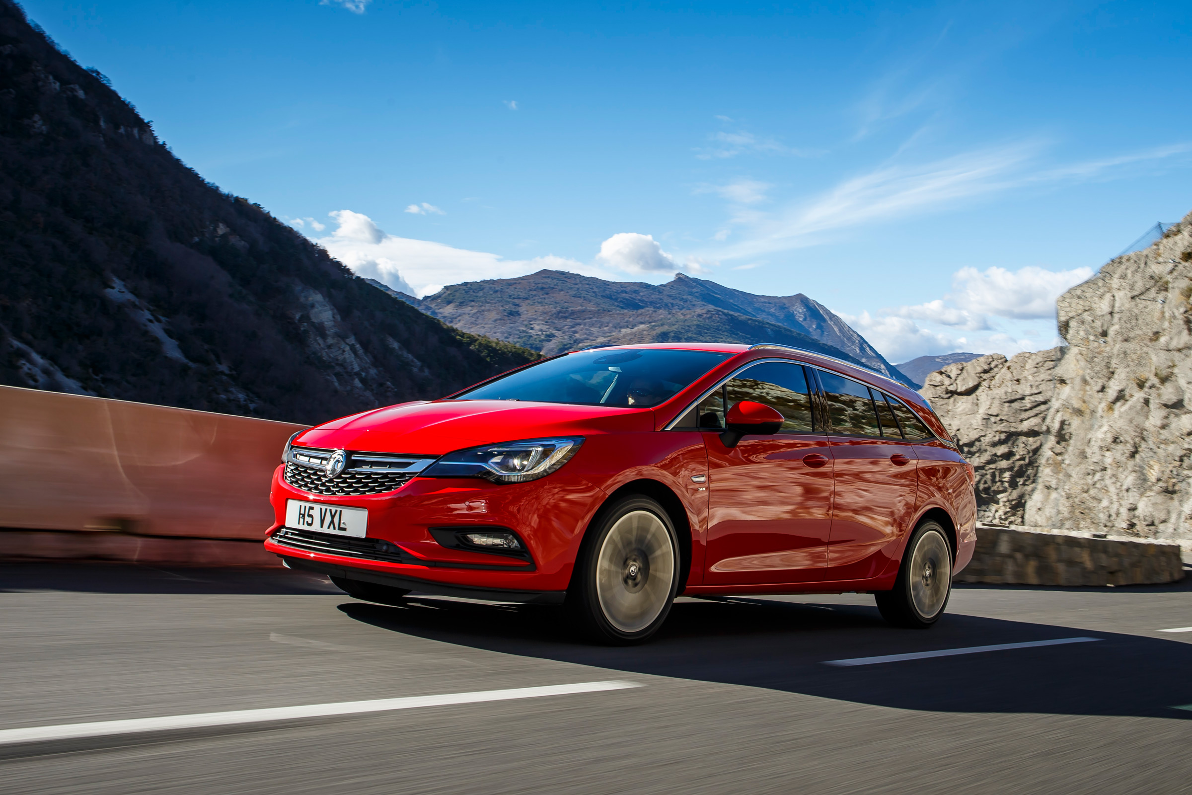 New Vauxhall Astra Sports Tourer - front tracking 2