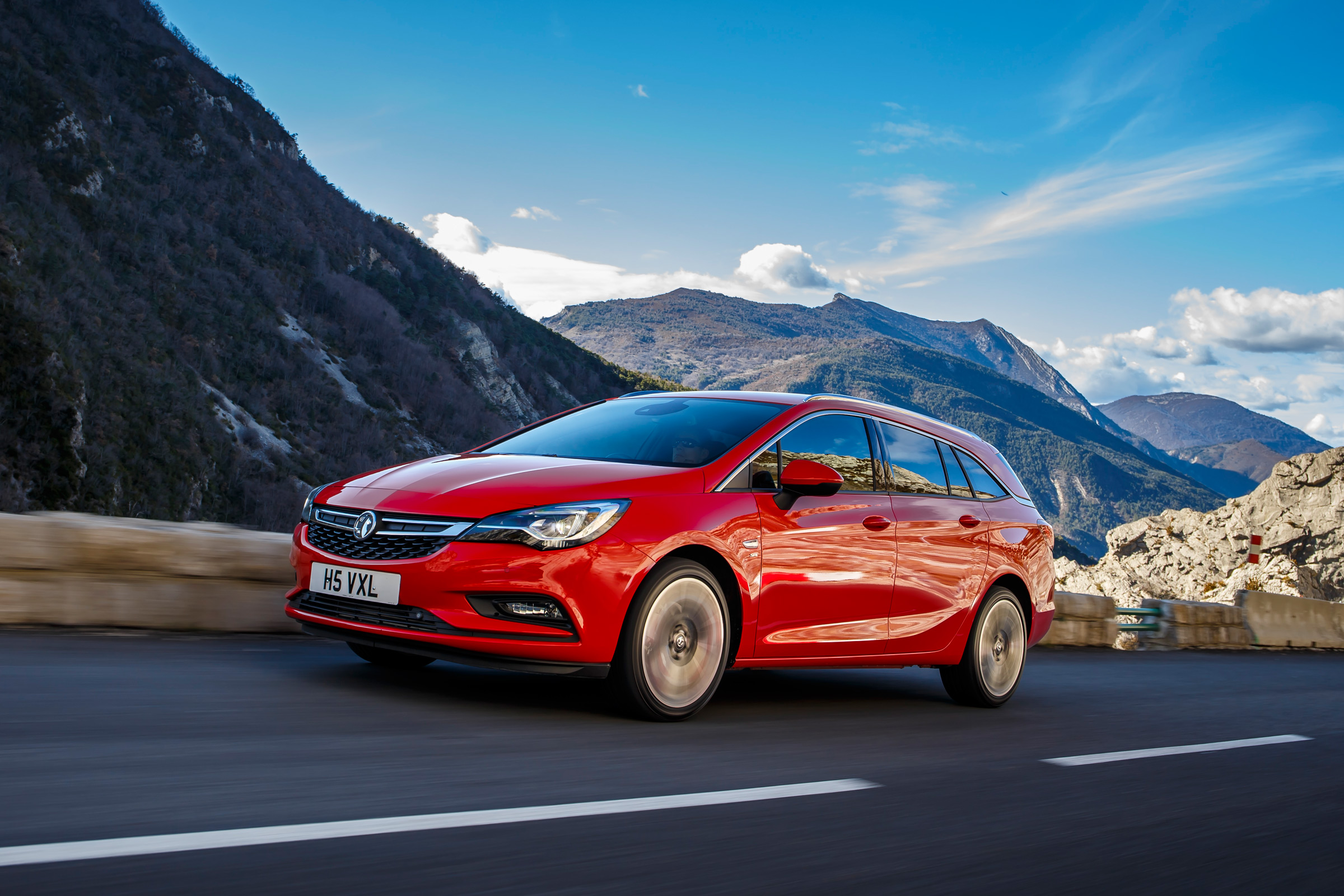 New Vauxhall Astra Sports Tourer - front tracking