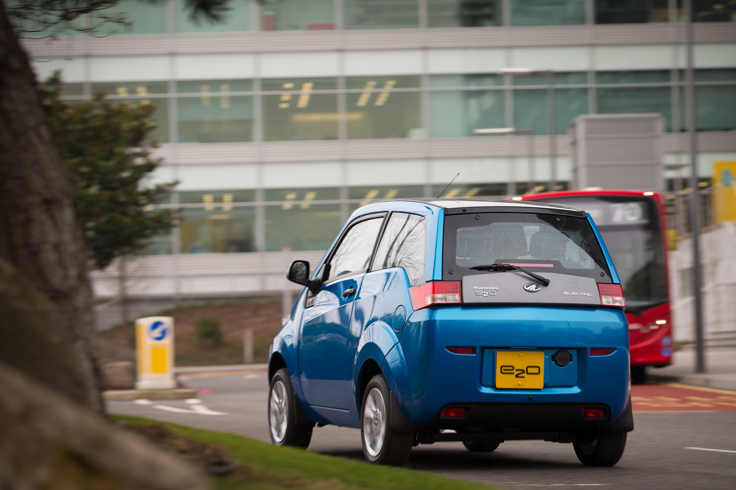 Mahindra e2o - rear tracking