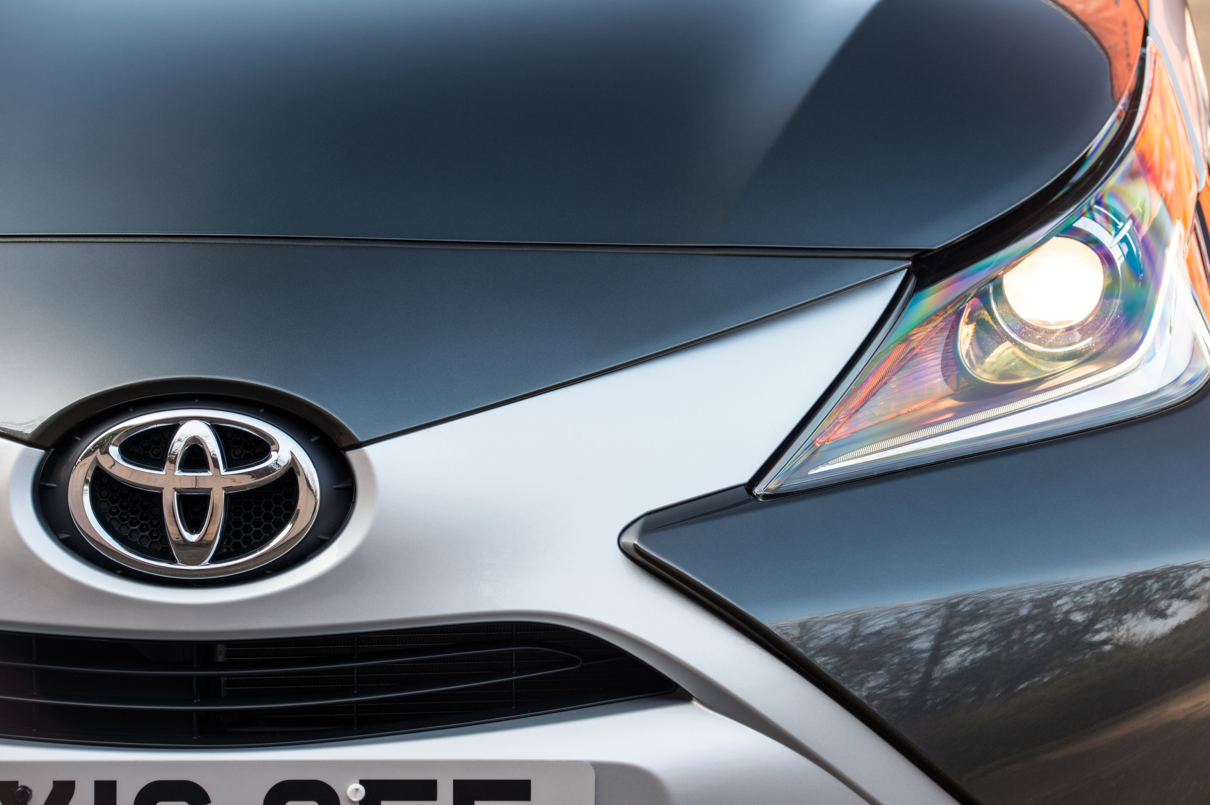 Toyota Aygo x-clusiv - front detail