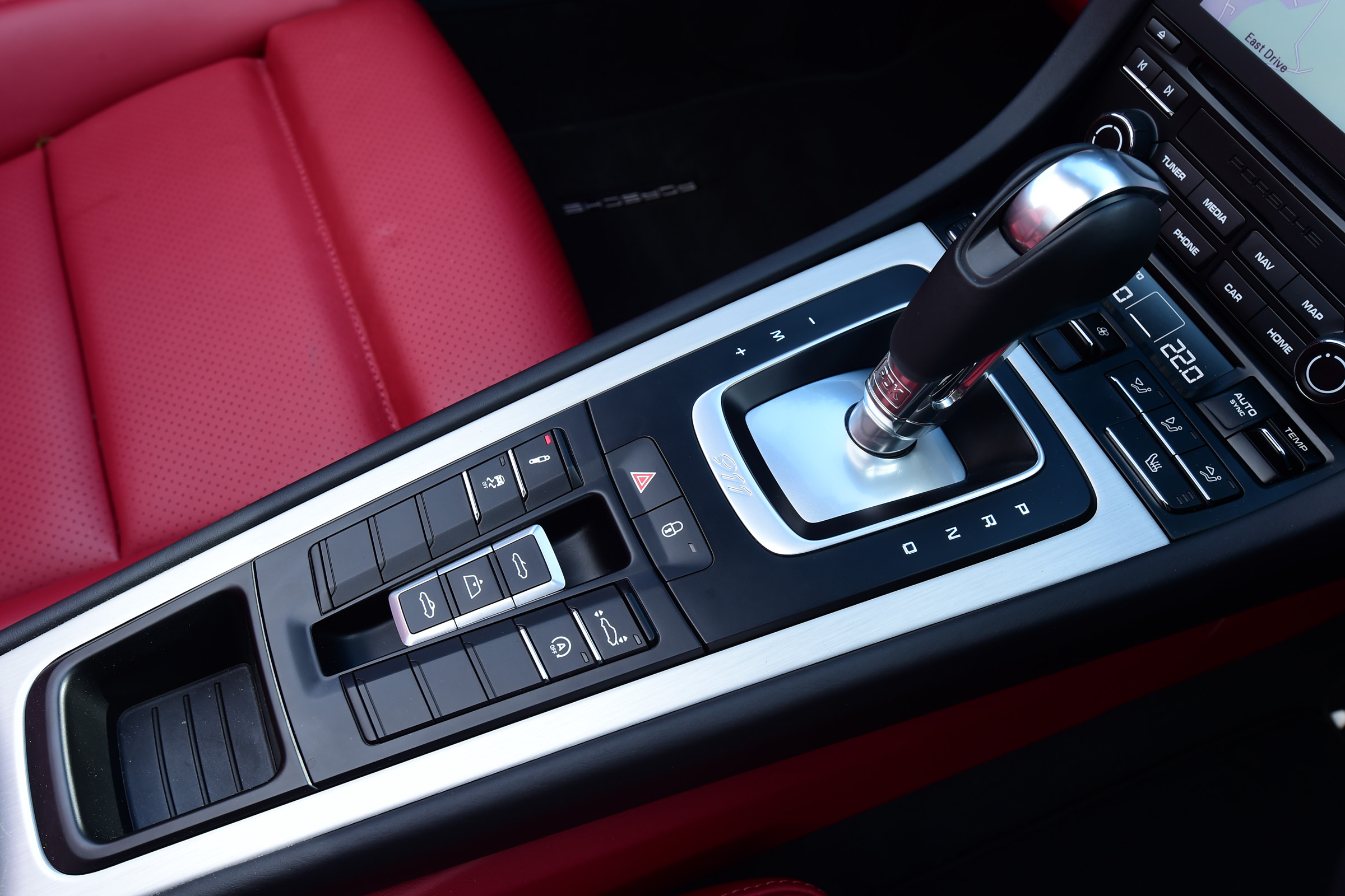 Porsche 911 Turbo Cabriolet 2016 - centre console