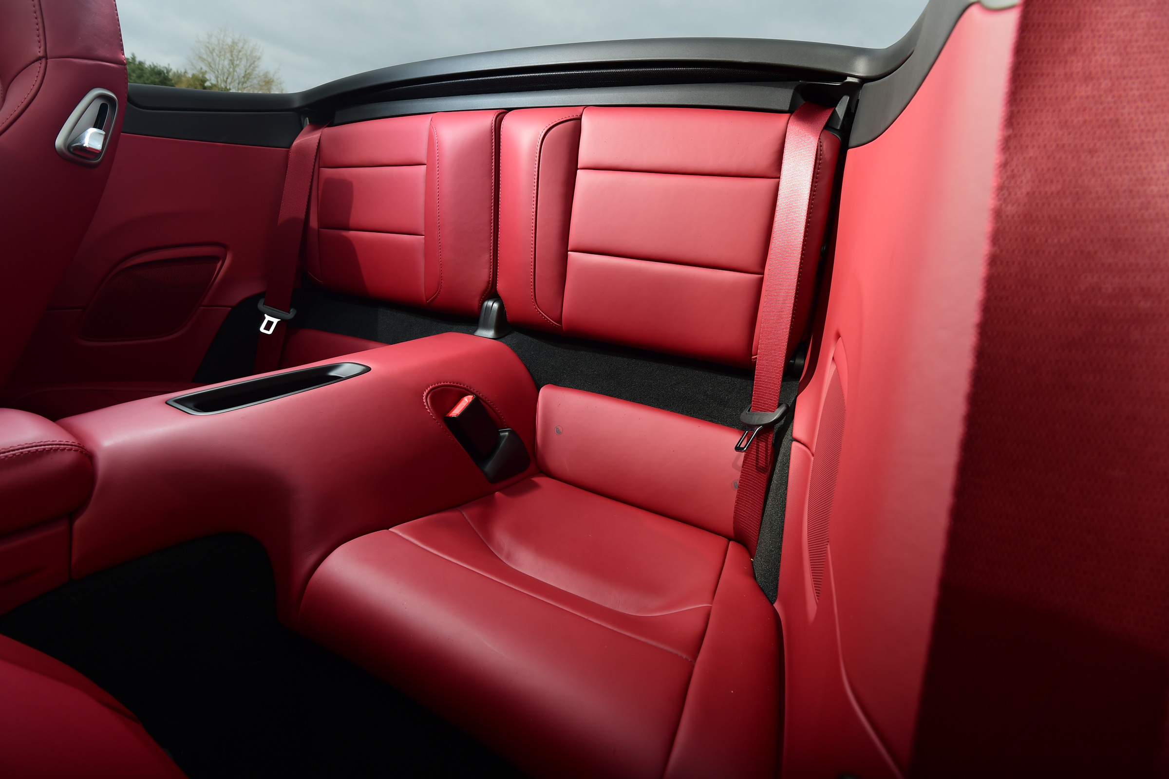 Porsche 911 Turbo Cabriolet 2016 - rear seats