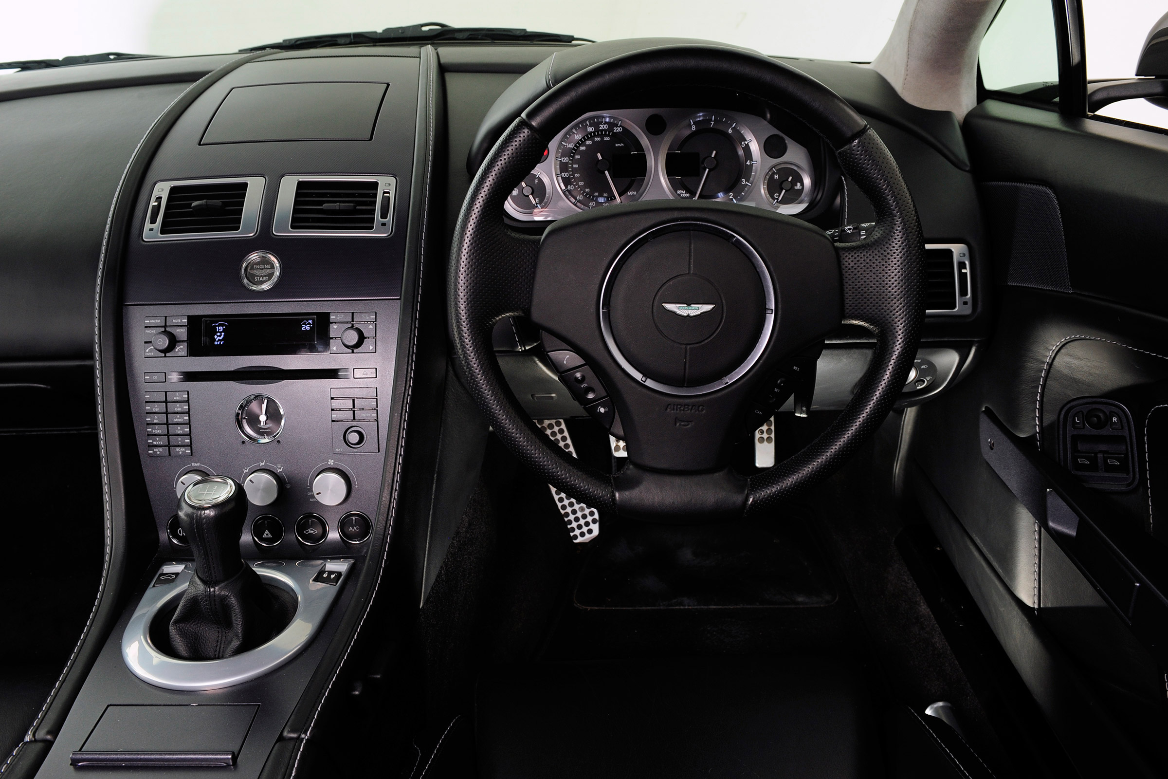 Aston Martin Vantage (used) - dash