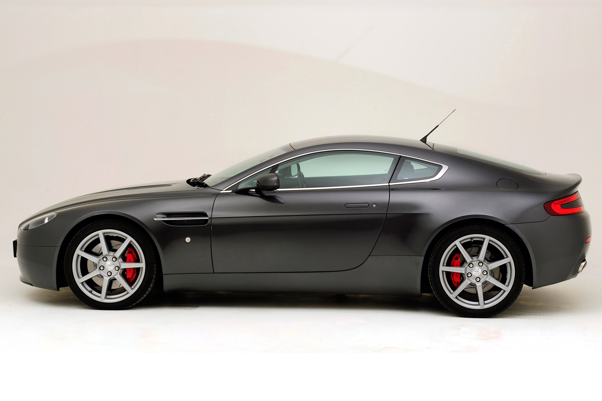 Aston Martin Vantage (used) - side