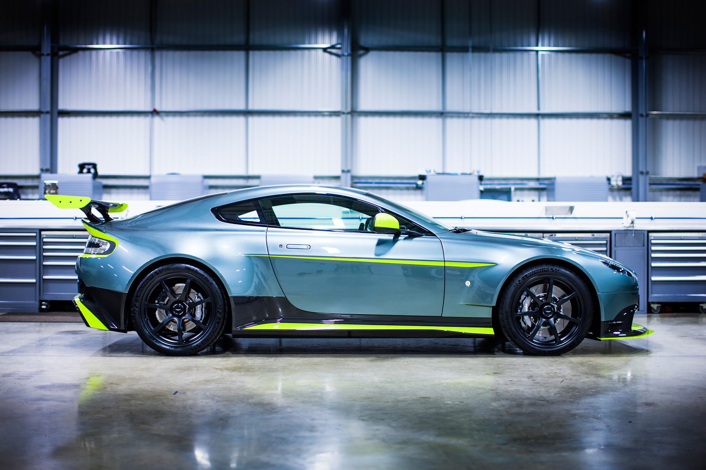 Aston Martin Vantage GT8 - side