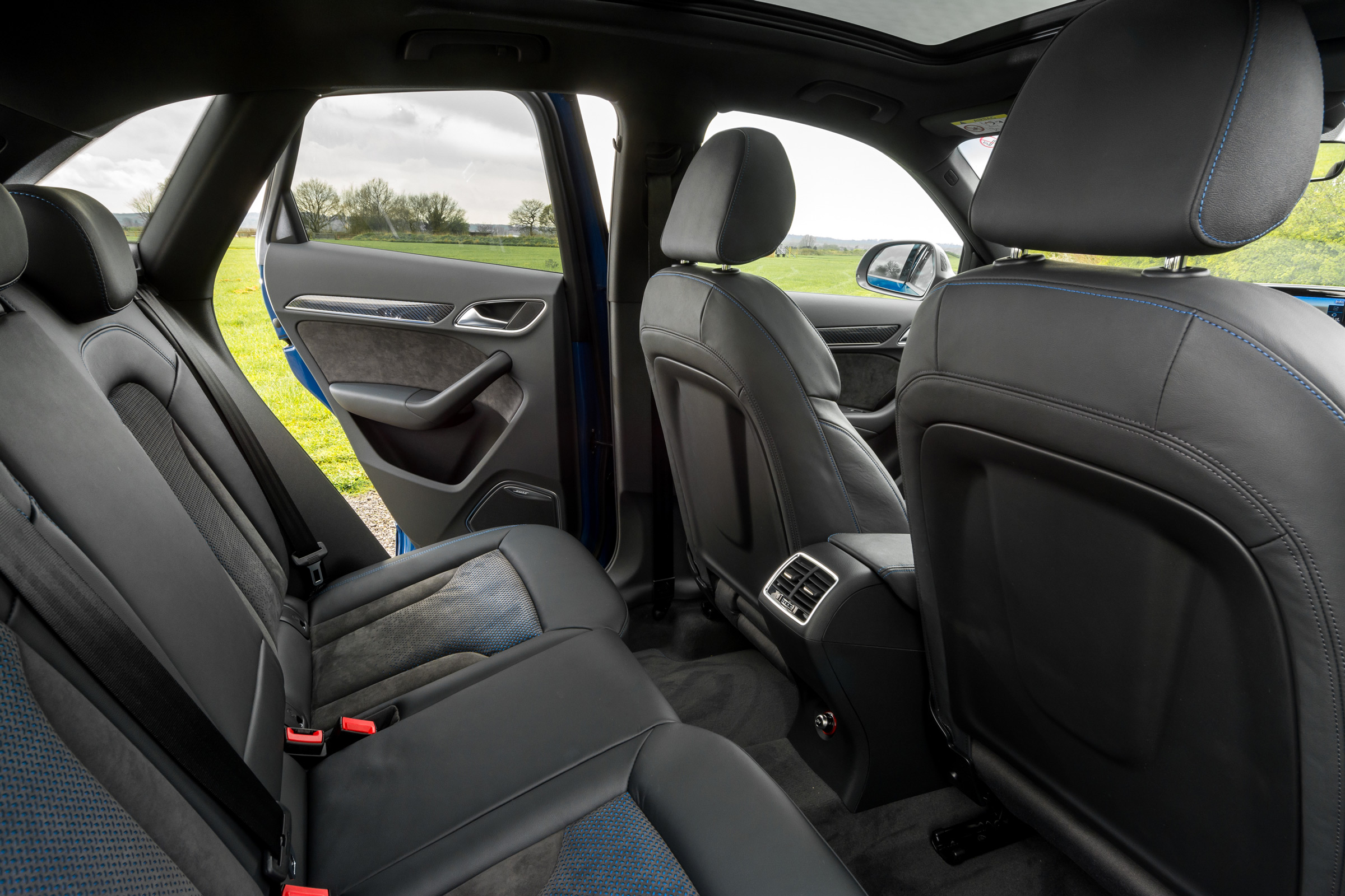 Audi RS Q3 Performance 2016 - rear seats