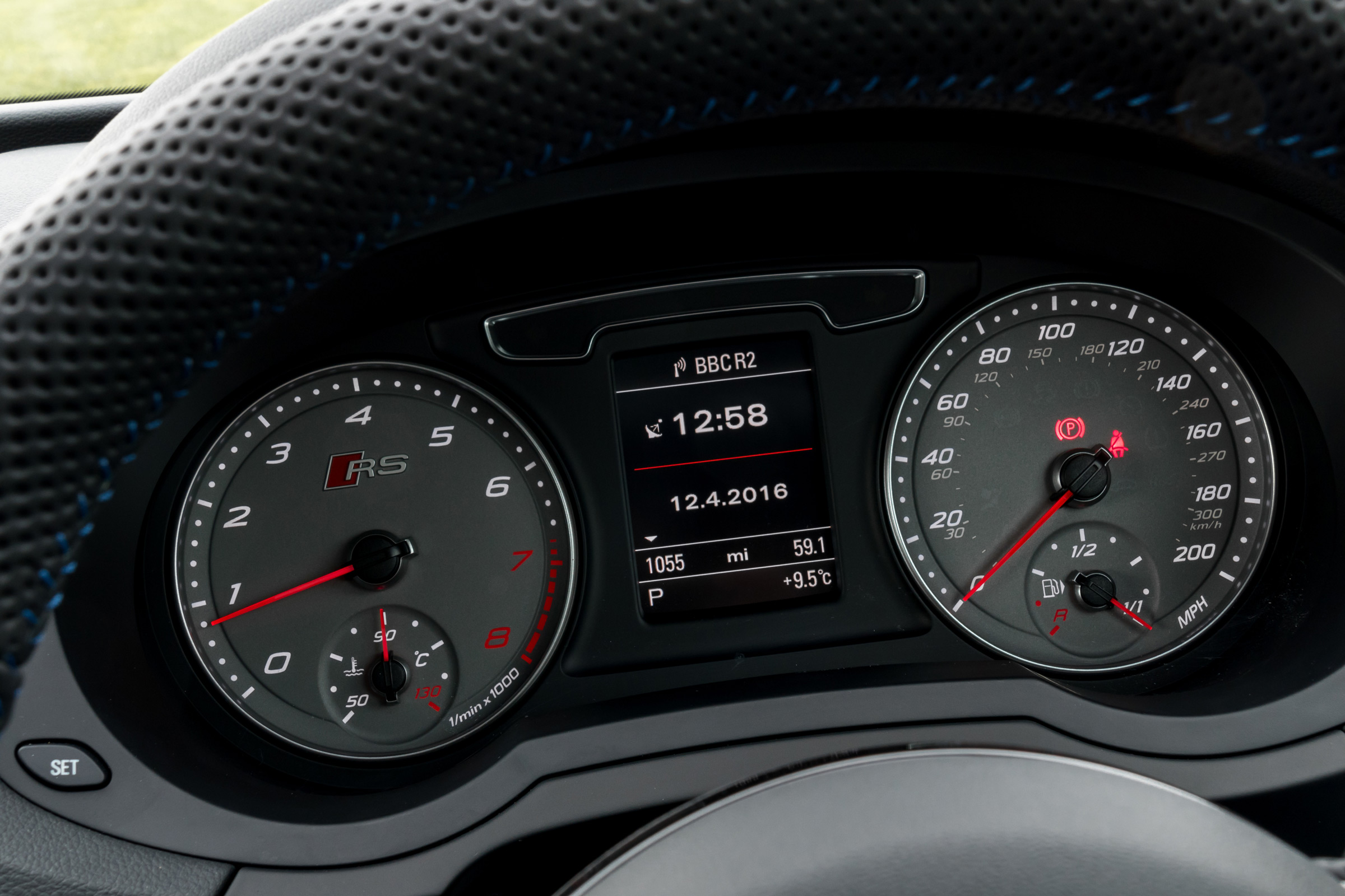 Audi RS Q3 Performance 2016 - instruments