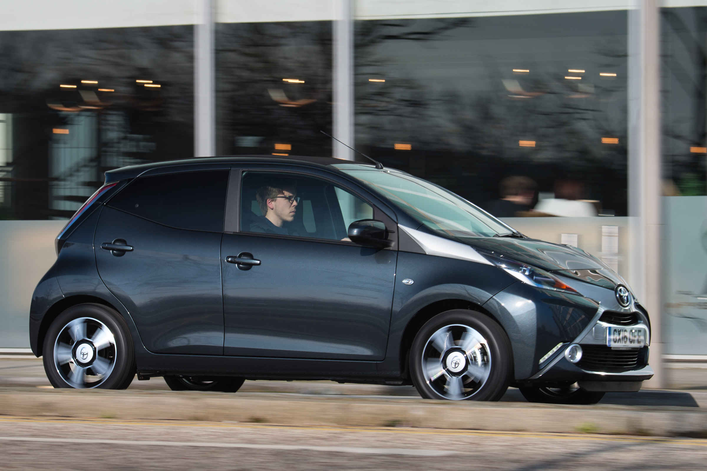 Toyota Aygo x-clusiv - side/front