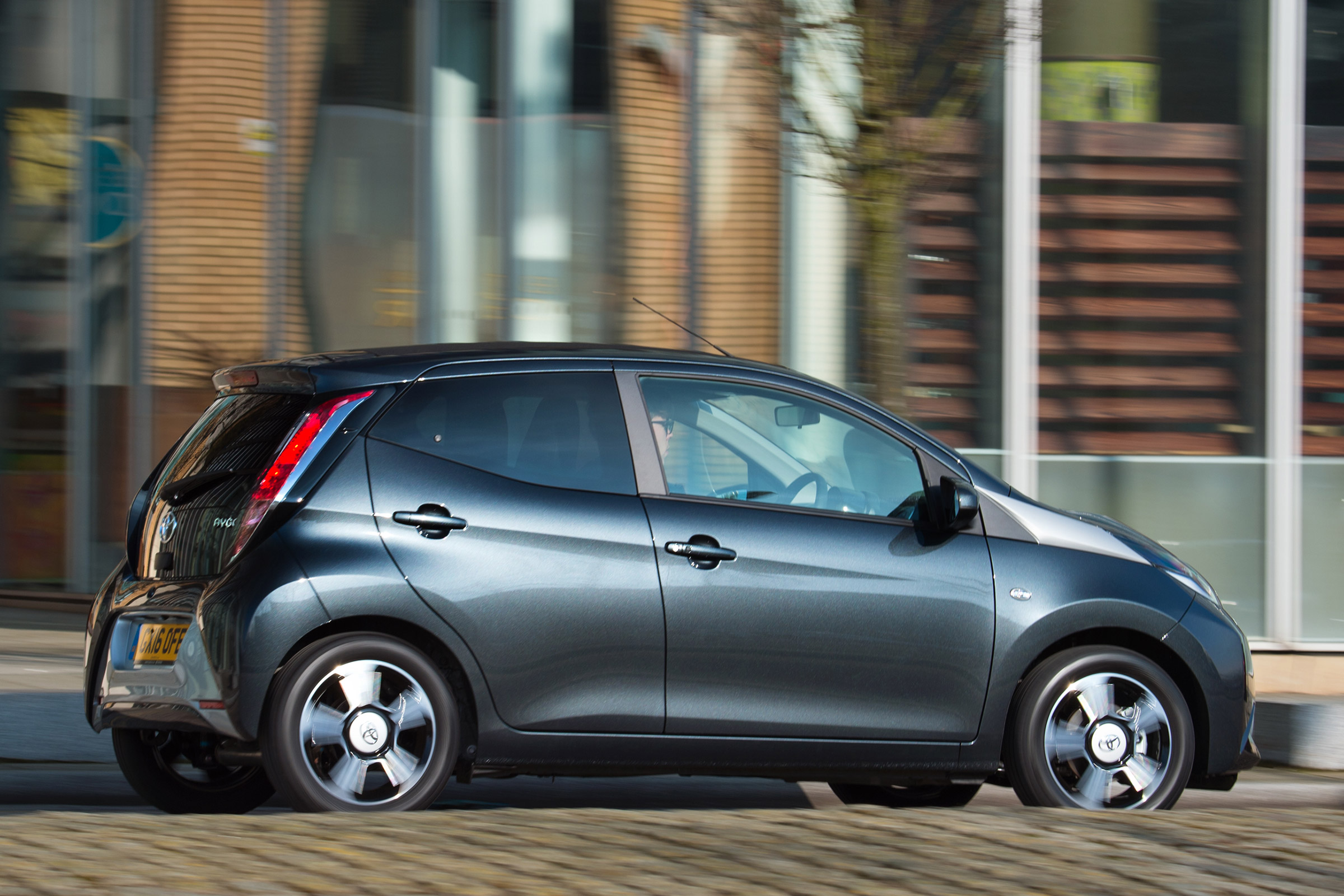Toyota Aygo x-clusiv - rear/side