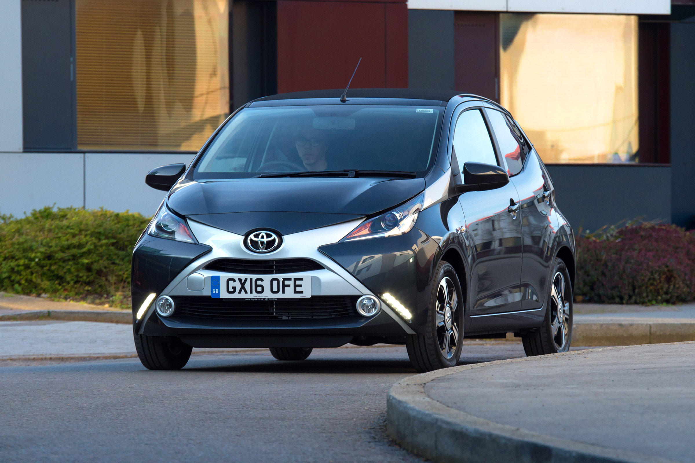 Toyota Aygo x-clusiv - front cornering