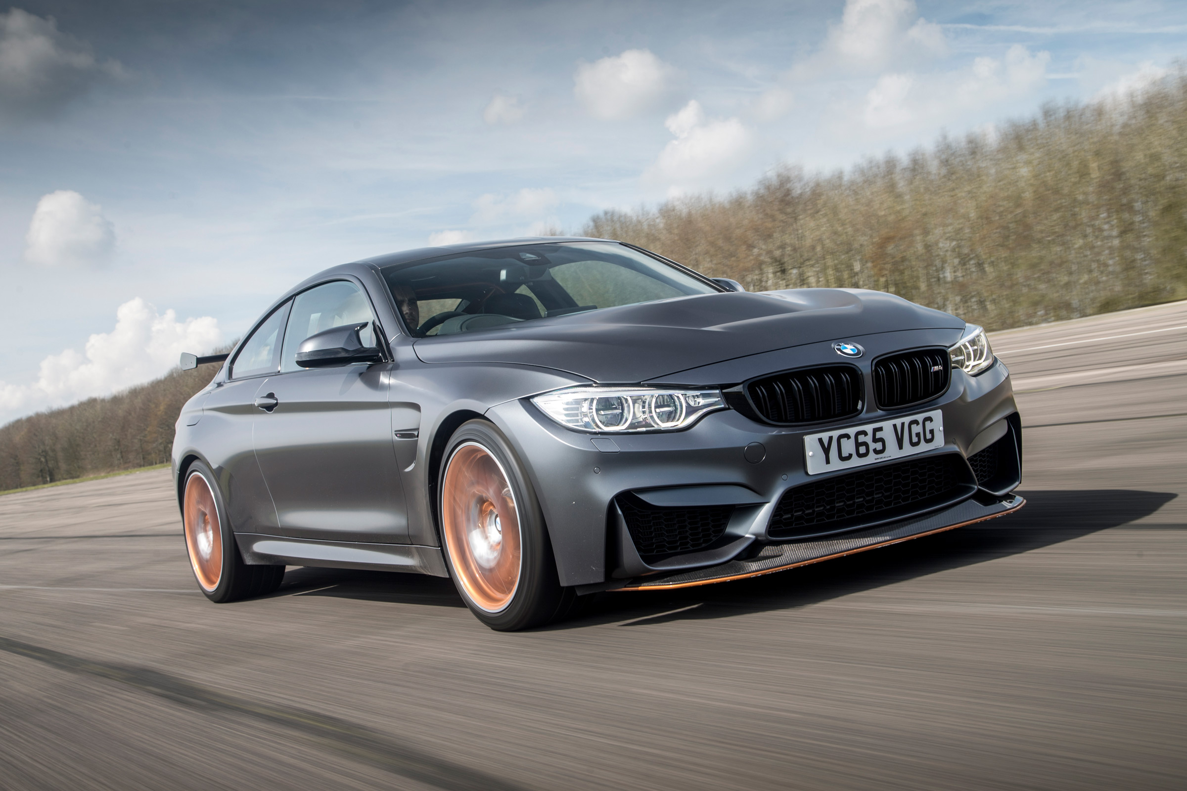BMW M4 GTS UK 2016 - front tracking 2