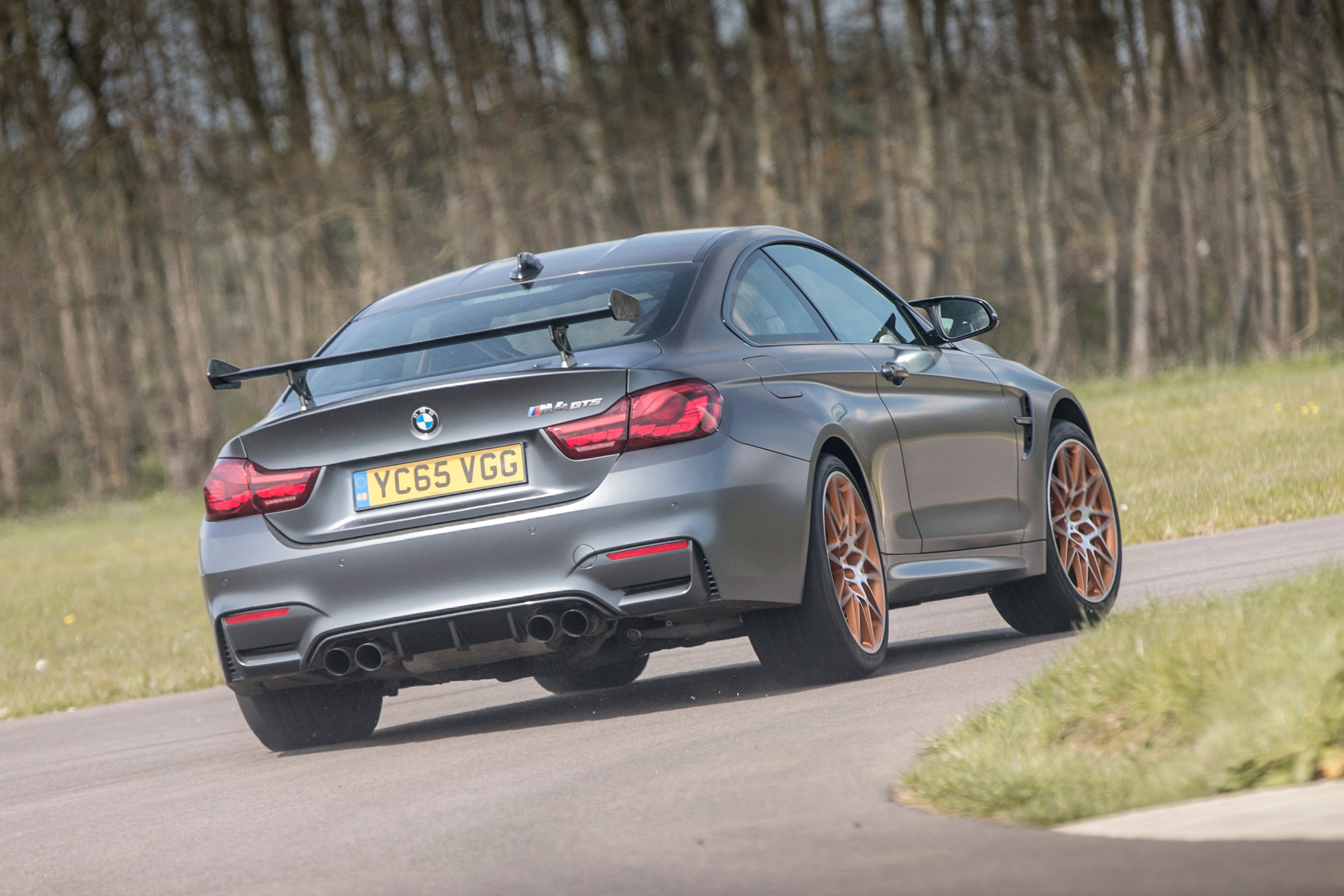 BMW M4 GTS UK 2016 - rear cornering