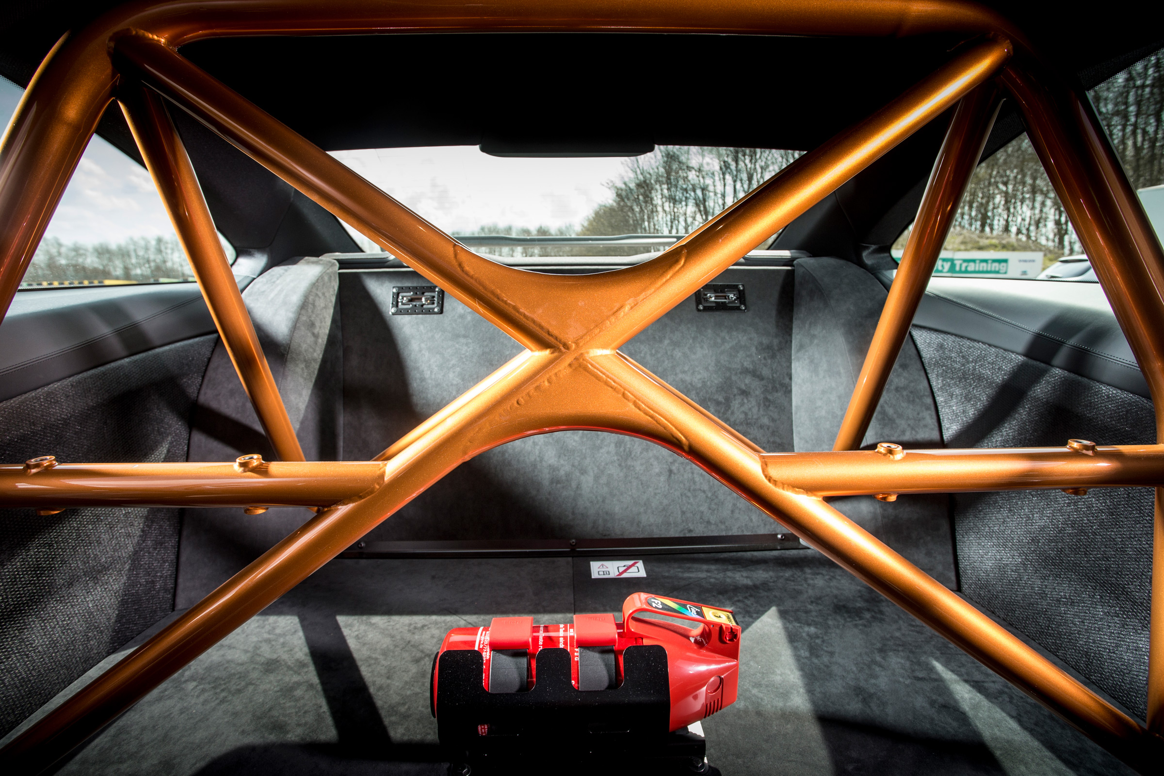 BMW M4 GTS UK 2016 - roll cage