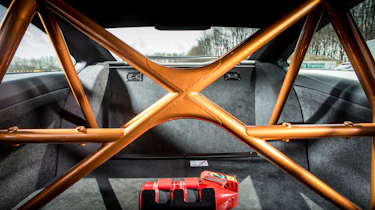 BMW M4 GTS UK 2016 - roll cage