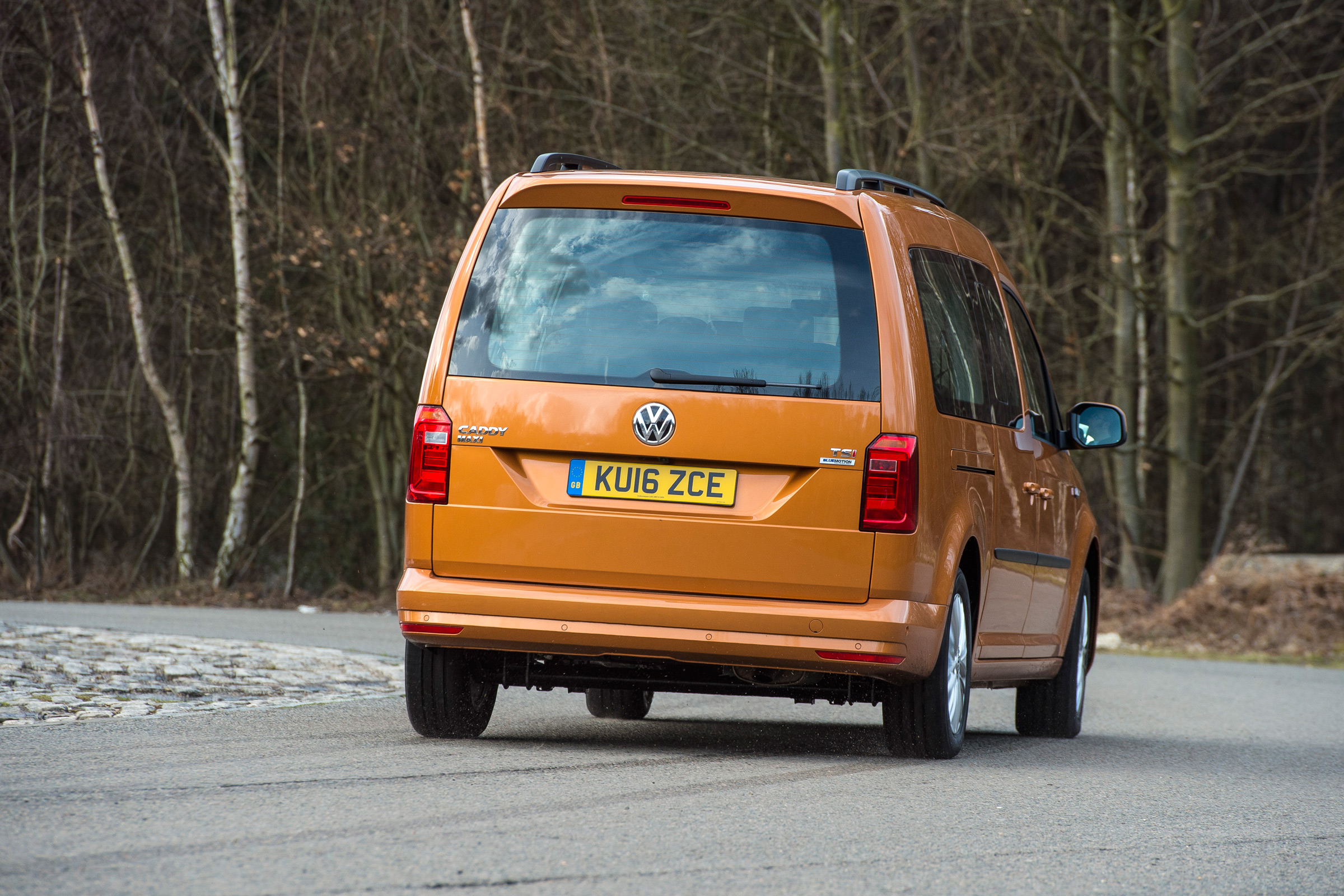Volkswagen Caddy Maxi Life TSI 2016 - rear cornering