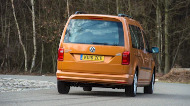Volkswagen Caddy Maxi Life TSI 2016 - rear cornering