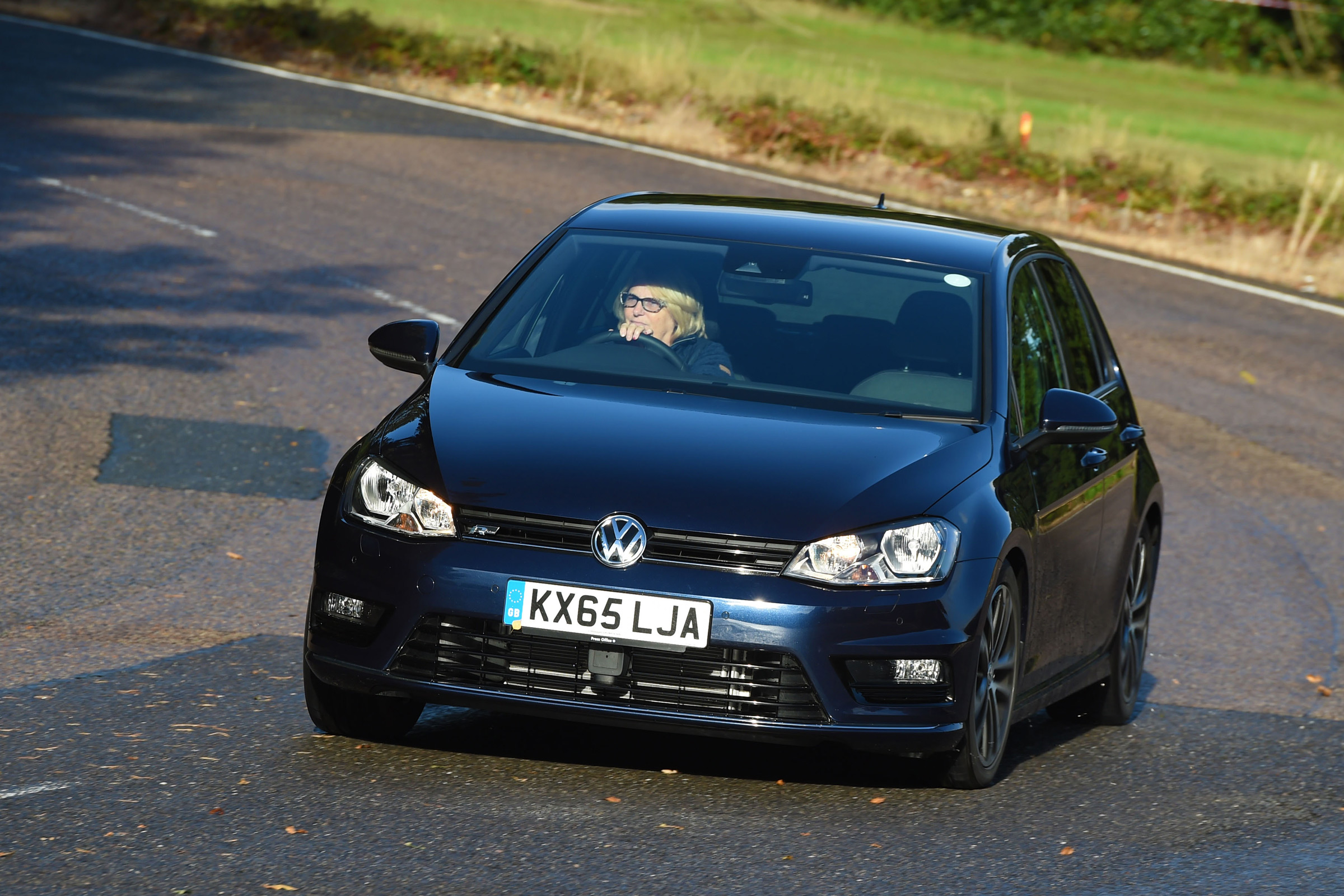 Volkswagen Golf R-Line 2016 - front cornering