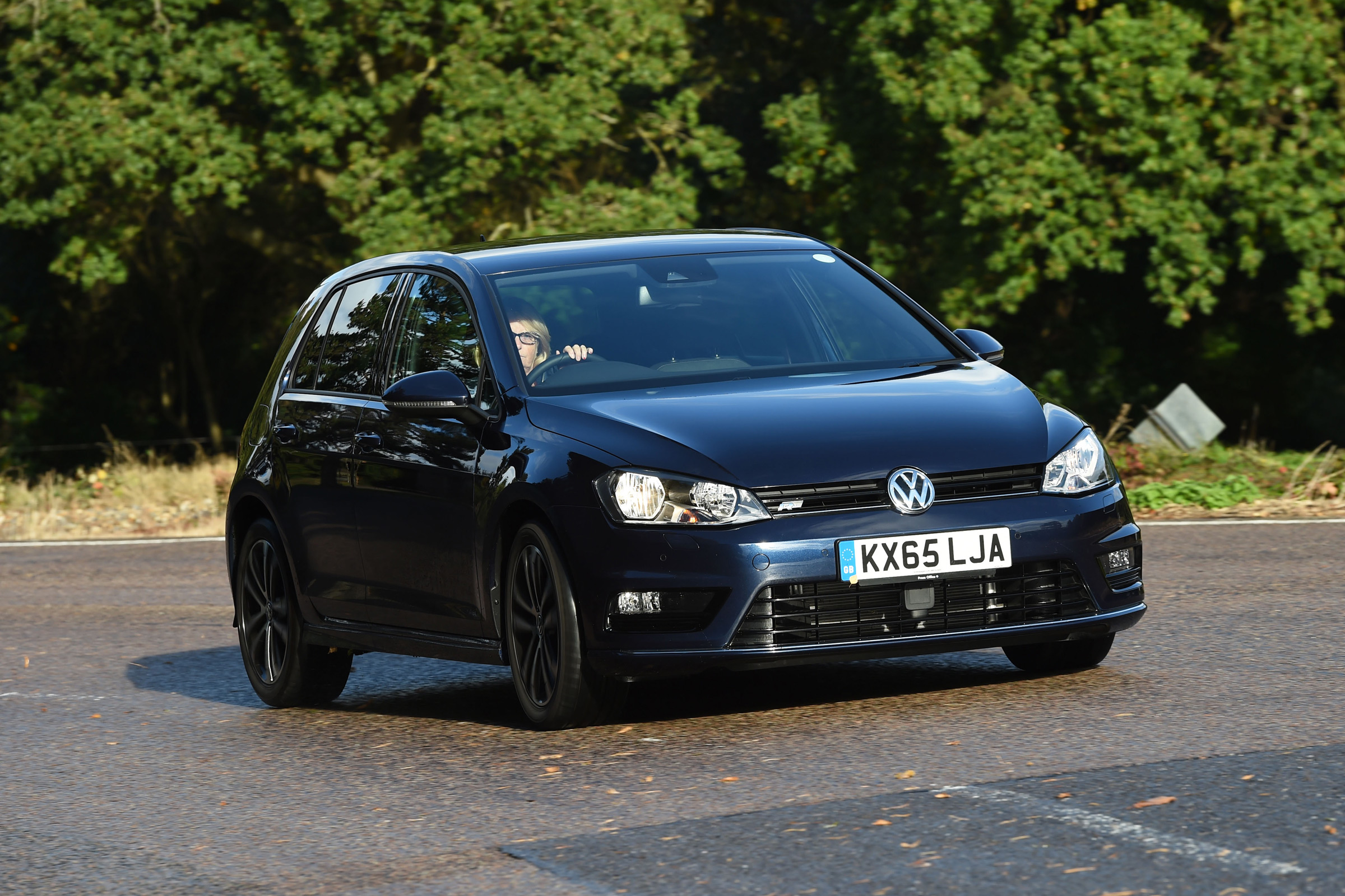 Volkswagen Golf R-Line 2016 - front cornering 2