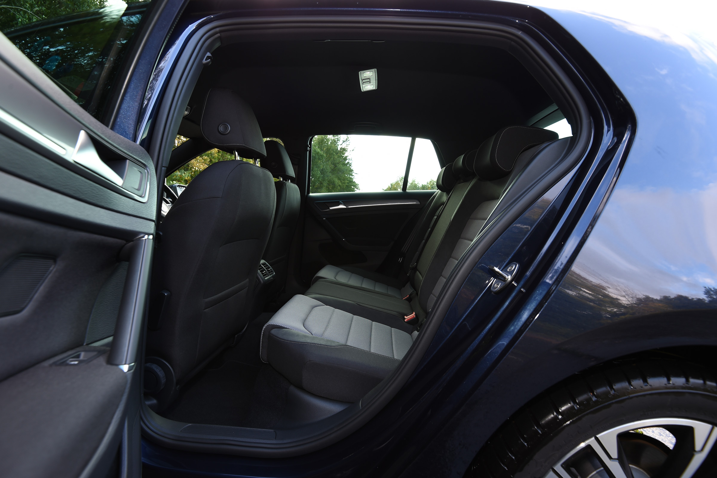 Volkswagen Golf R-Line 2016 - rear seats