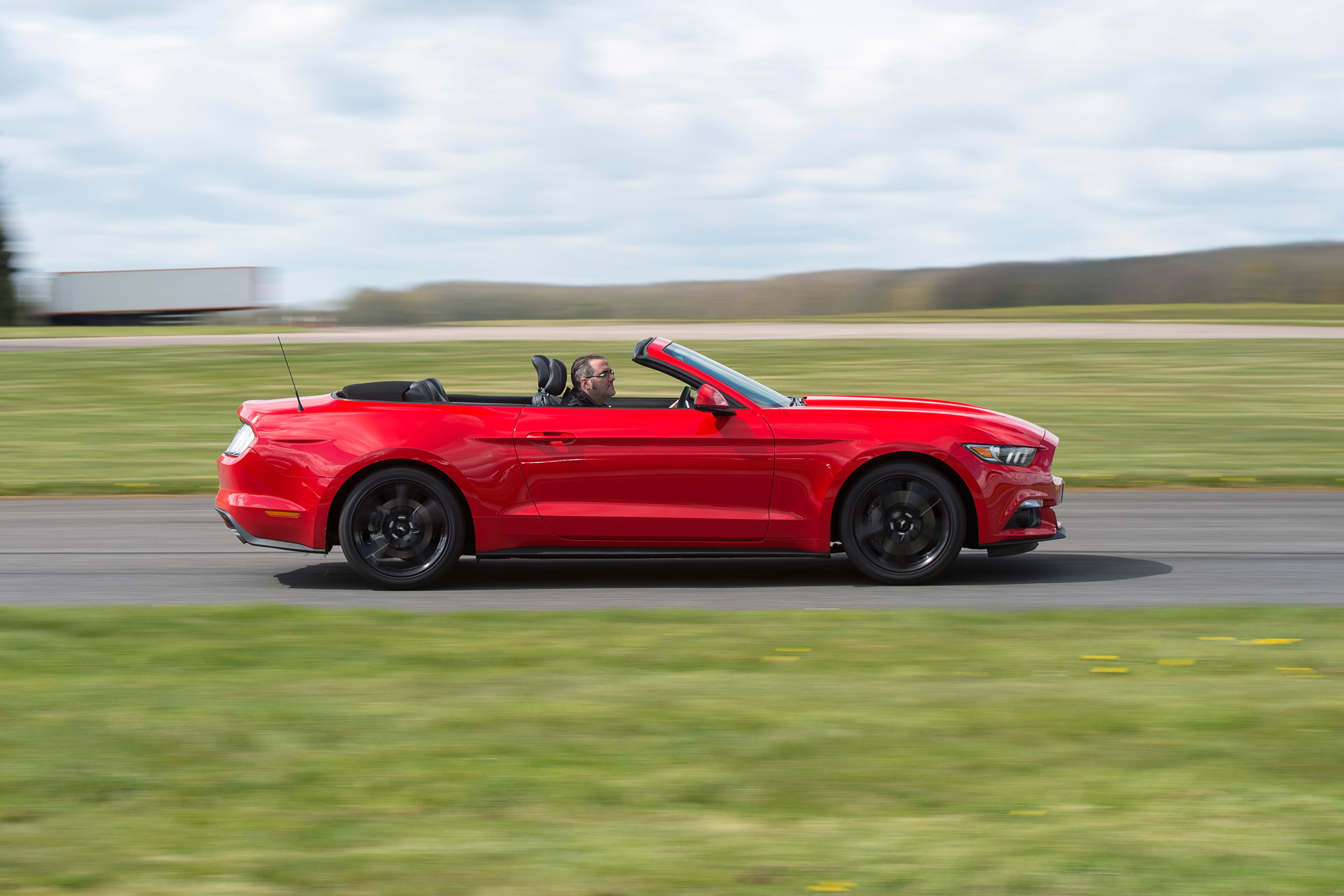 Ford Mustang 2.3 Convertible - side