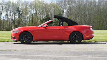 Ford Mustang 2.3 Convertible - roof closing stage 3
