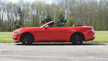 Ford Mustang 2.3 Convertible - roof closing stage 1