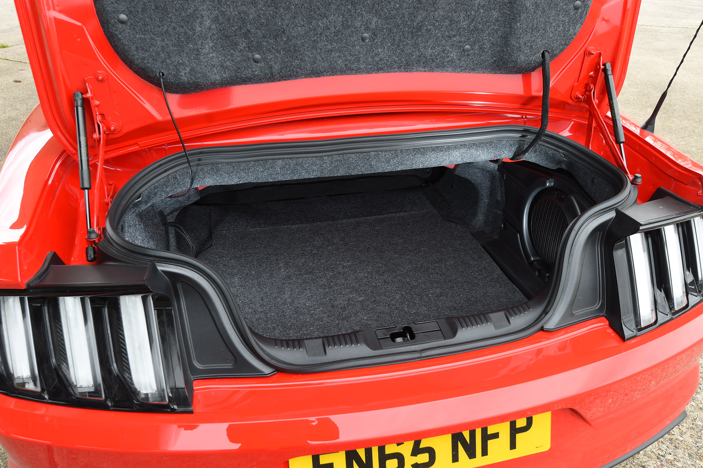 Ford Mustang 2.3 Convertible - boot