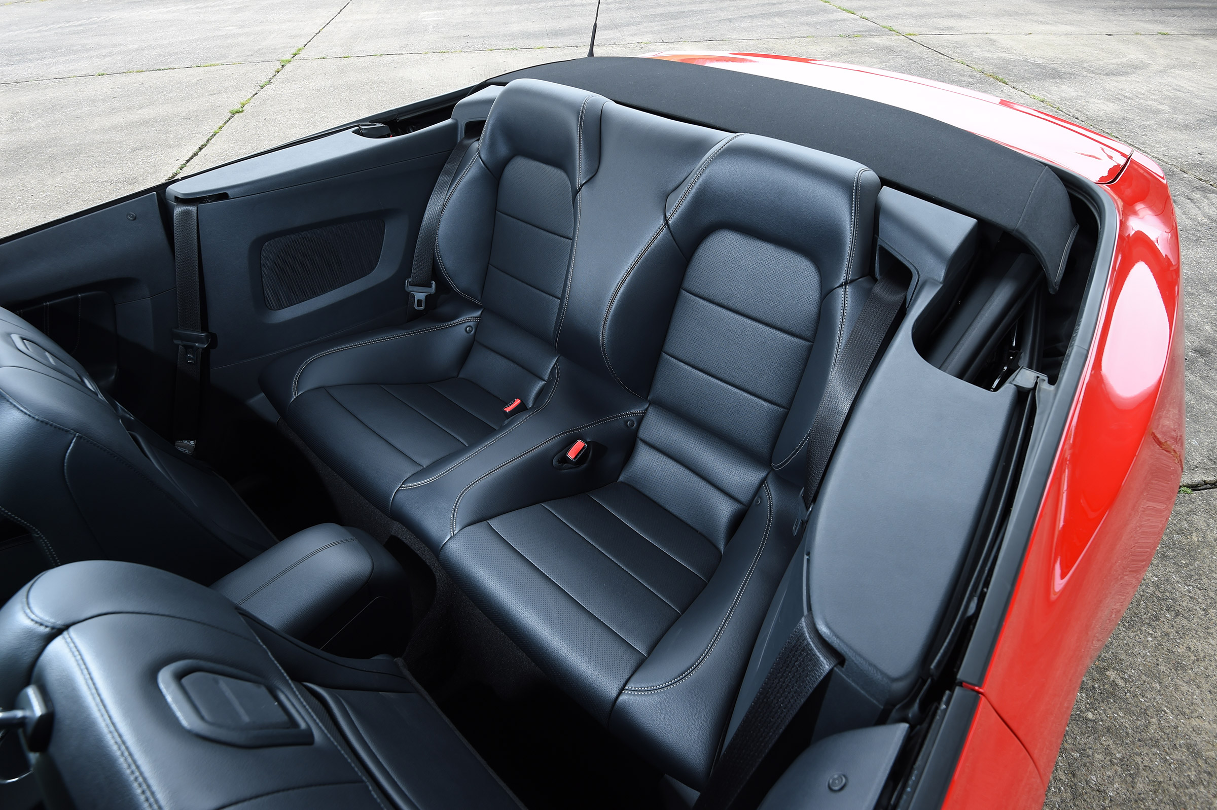 Ford Mustang 2.3 Convertible - rear seats