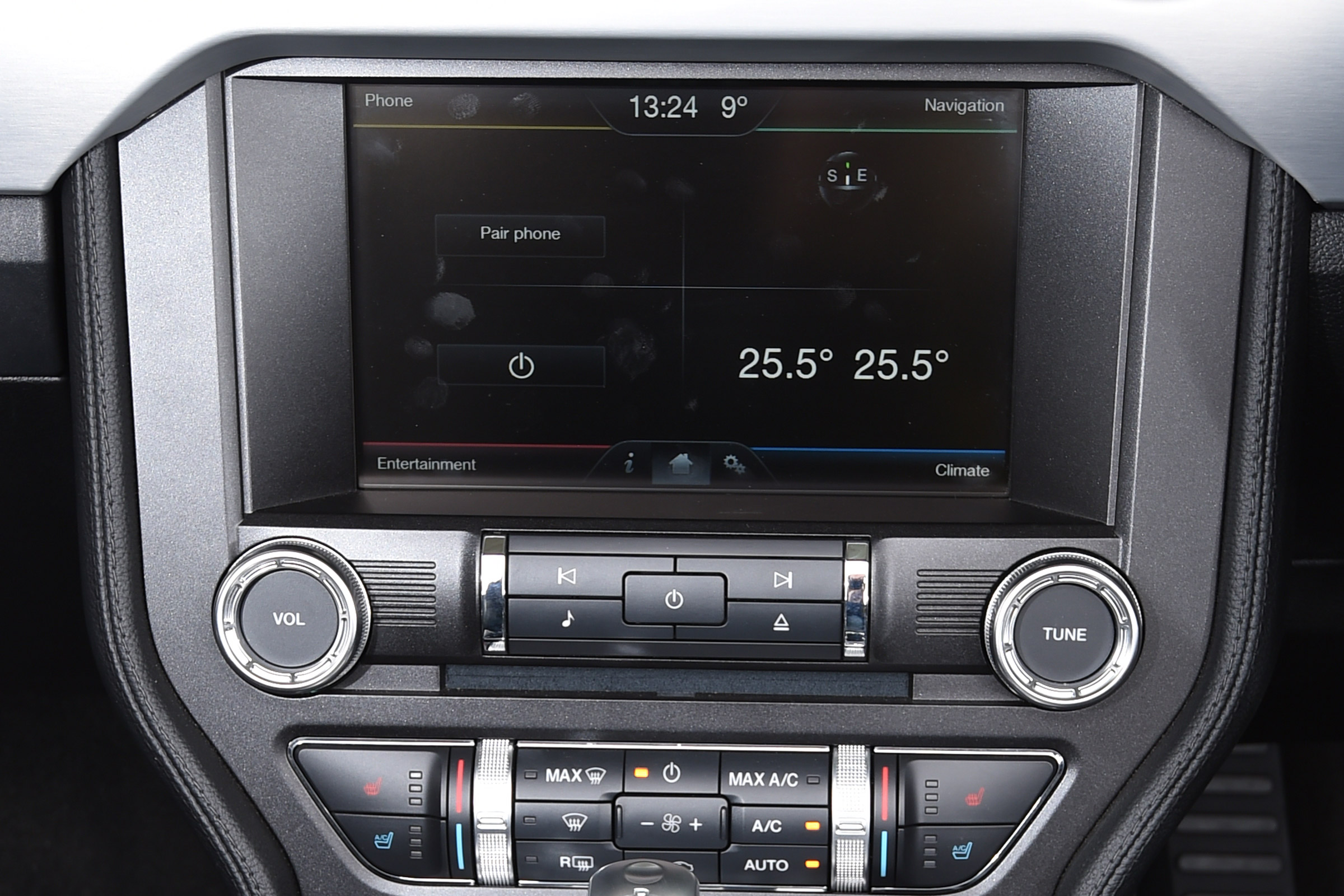 Ford Mustang 2.3 Convertible - infotainment screen