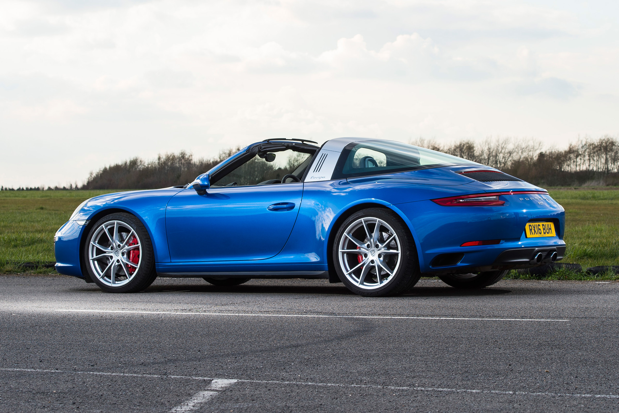 Porsche 911 Targa 2016 UK - roof close 1
