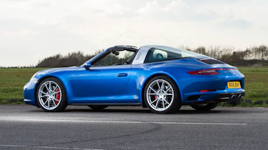 Porsche 911 Targa 2016 UK - roof close 1