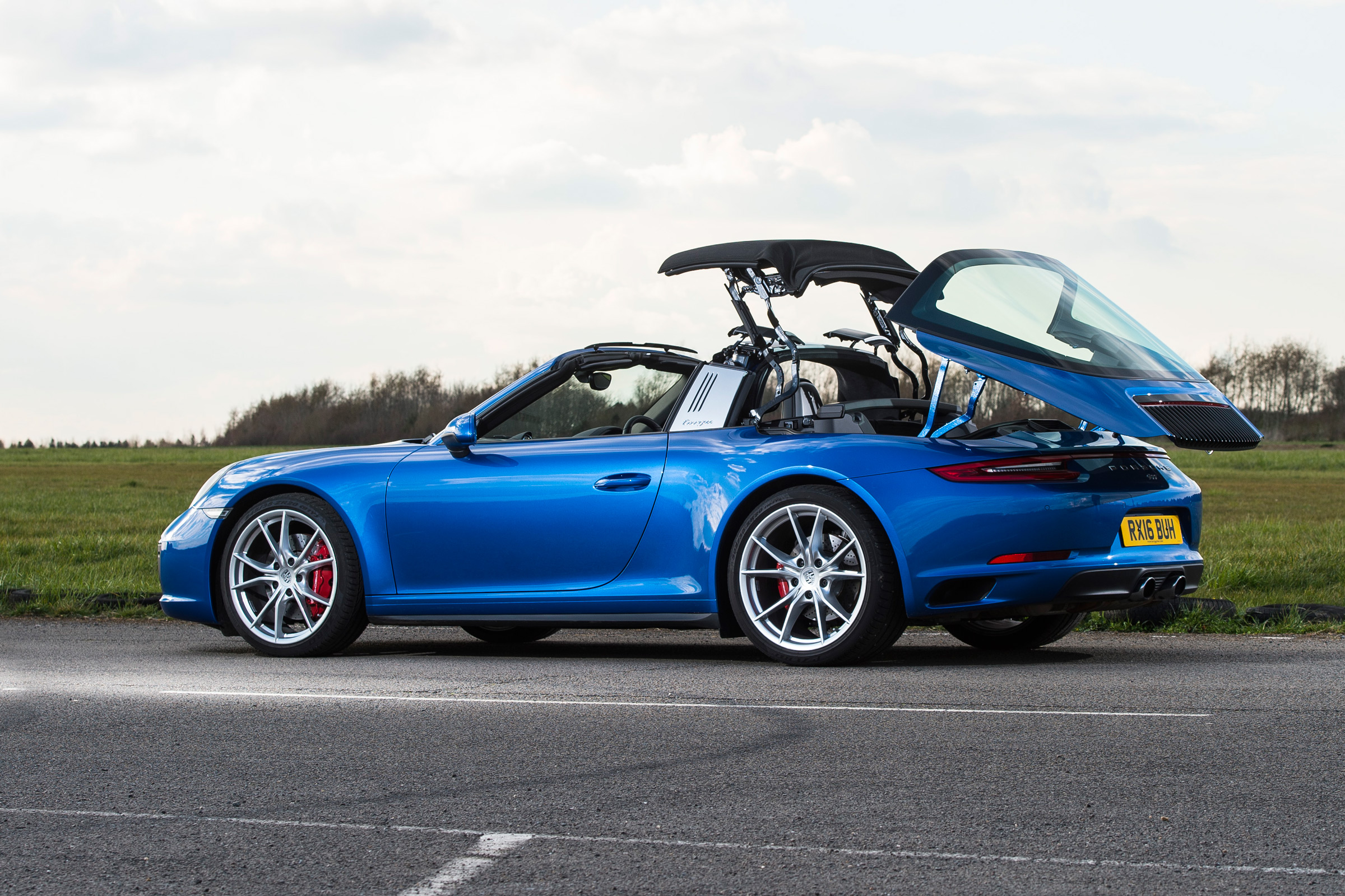 Porsche 911 Targa 2016 UK - roof close 2