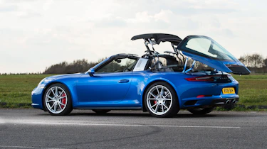 Porsche 911 Targa 2016 UK - roof close 2