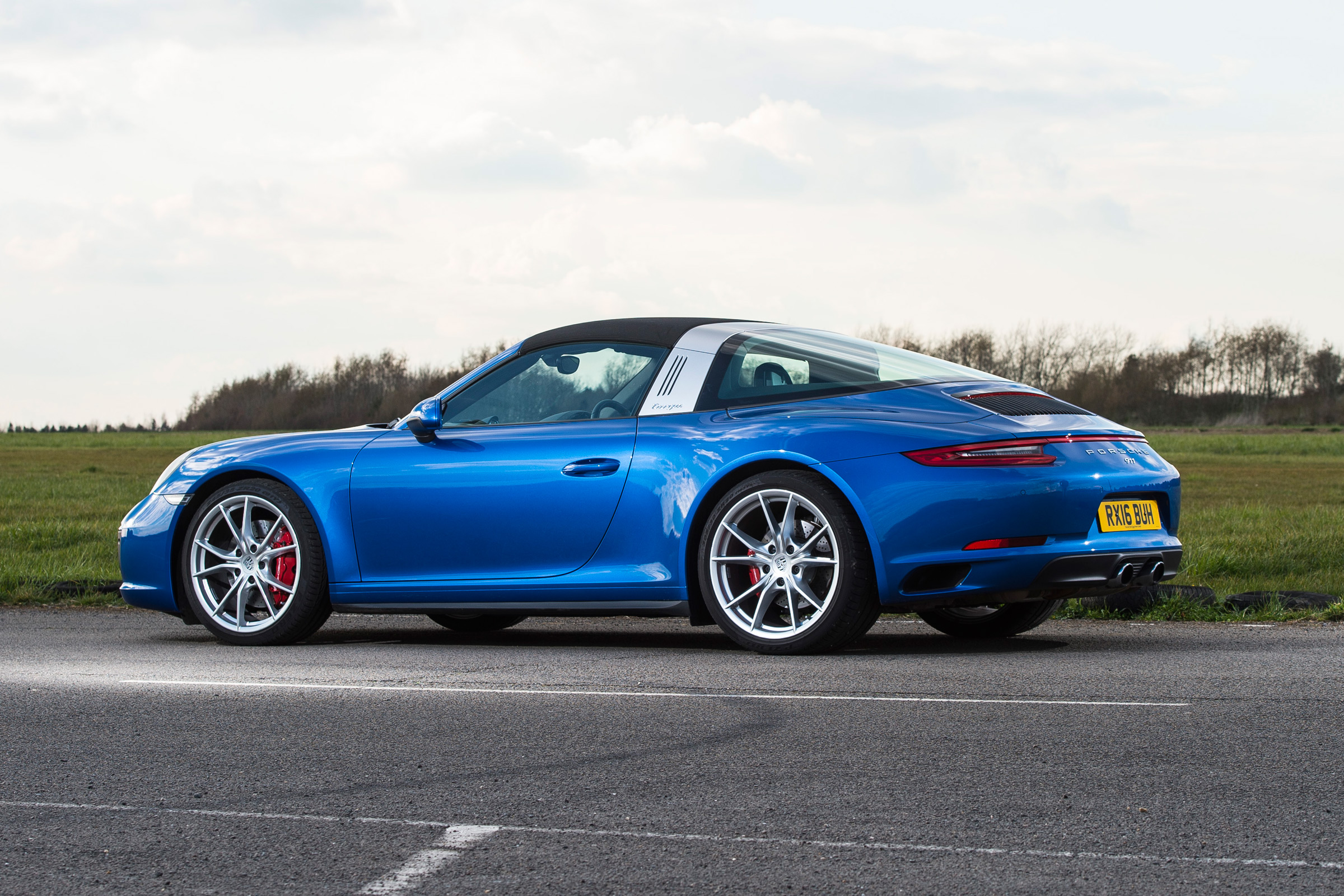 Porsche 911 Targa 2016 UK - roof close 3