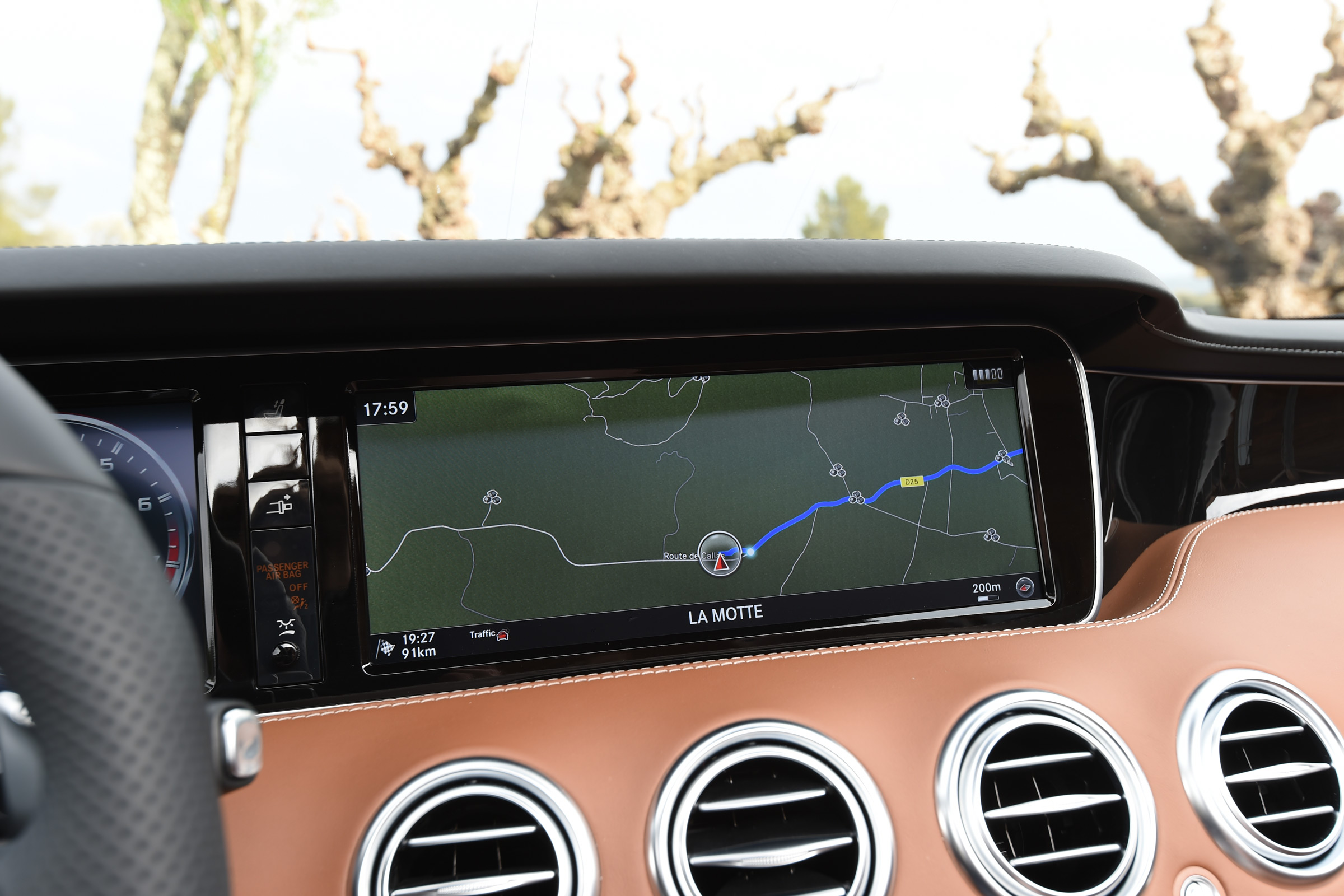 Mercedes-AMG S 63 Cabriolet 2016 - infotainment