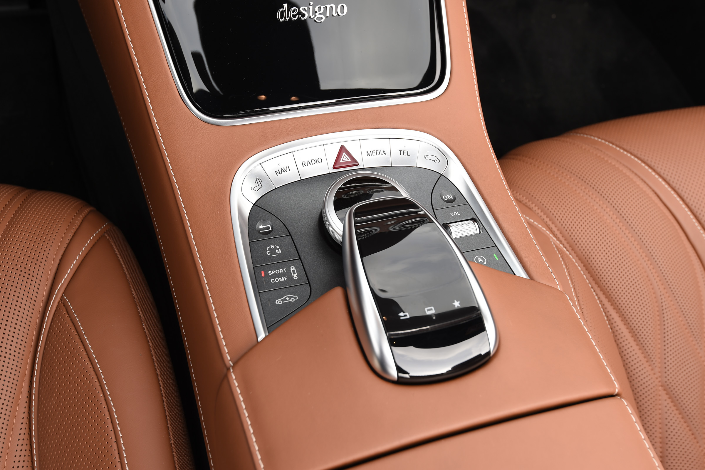 Mercedes-AMG S 63 Cabriolet 2016 - centre console